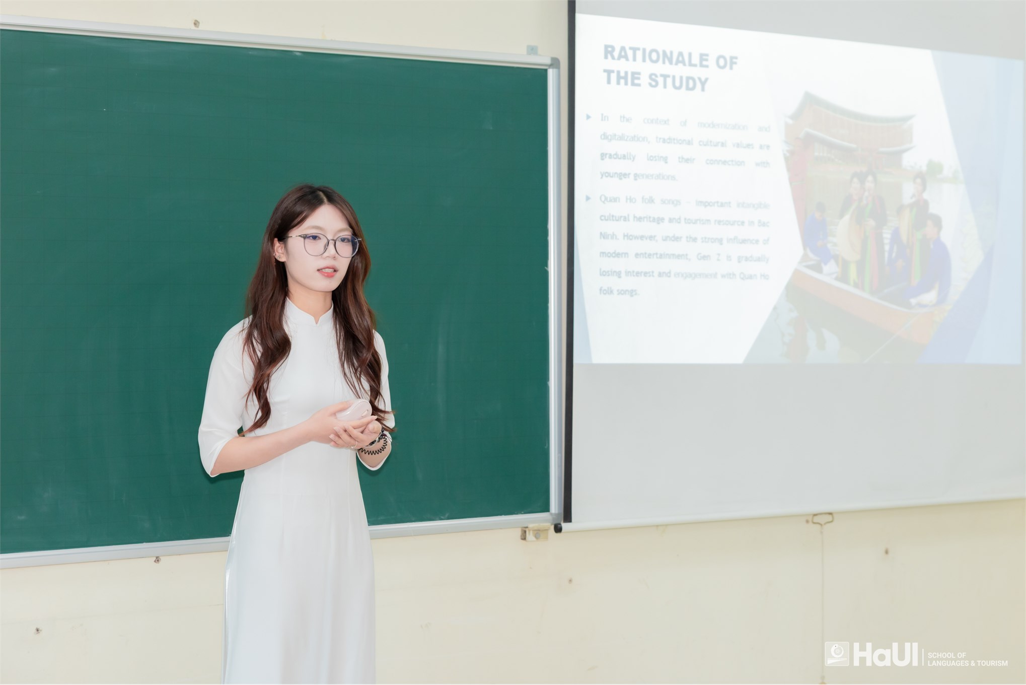 Sinh viên khóa đầu tiên chương trình Du lịch - Khách sạn EMI bảo vệ khóa luận tốt nghiệp bằng tiếng Anh