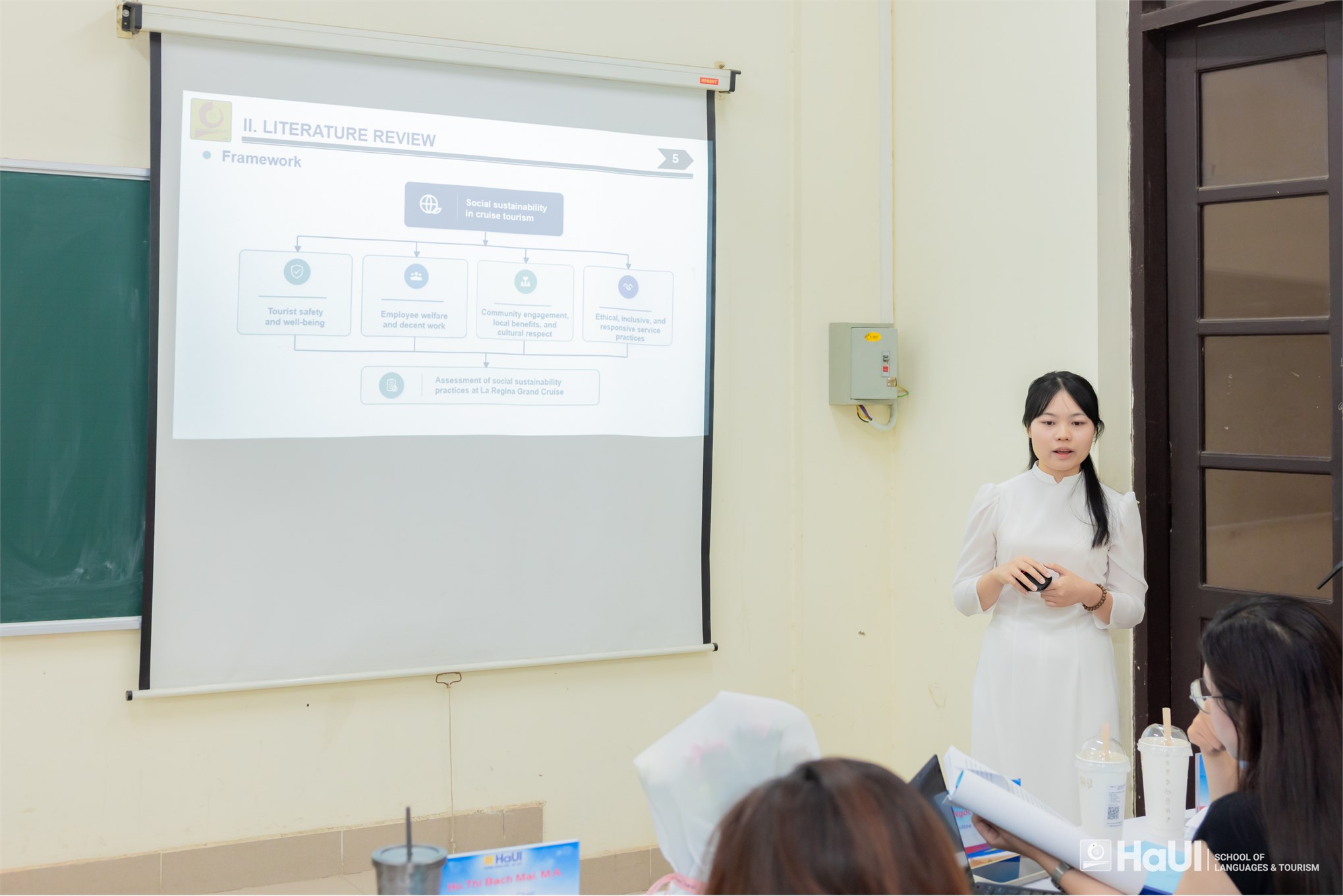 Sinh viên khóa đầu tiên chương trình Du lịch - Khách sạn EMI bảo vệ khóa luận tốt nghiệp bằng tiếng Anh
