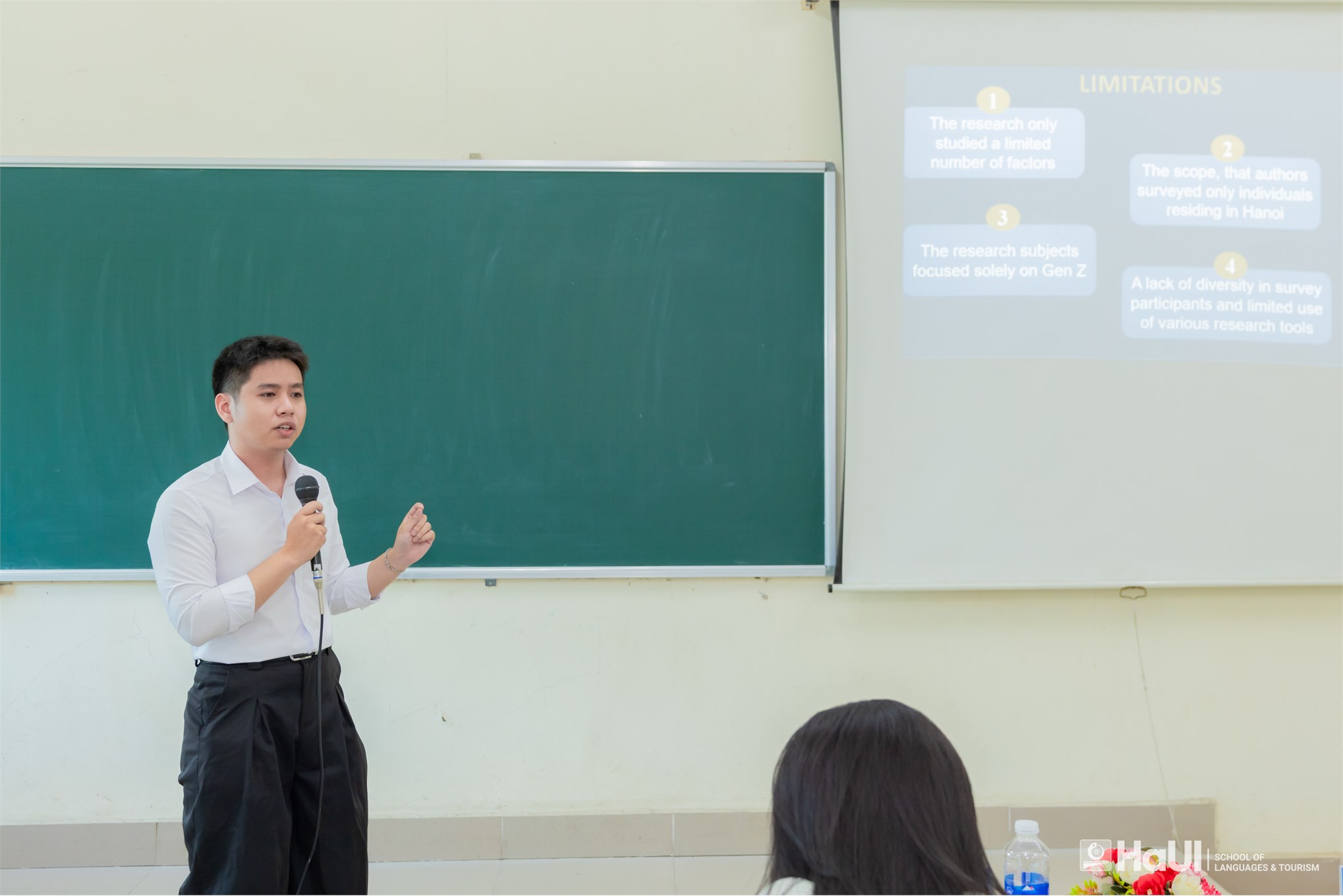 Sinh viên khóa đầu tiên chương trình Du lịch - Khách sạn EMI bảo vệ khóa luận tốt nghiệp bằng tiếng Anh