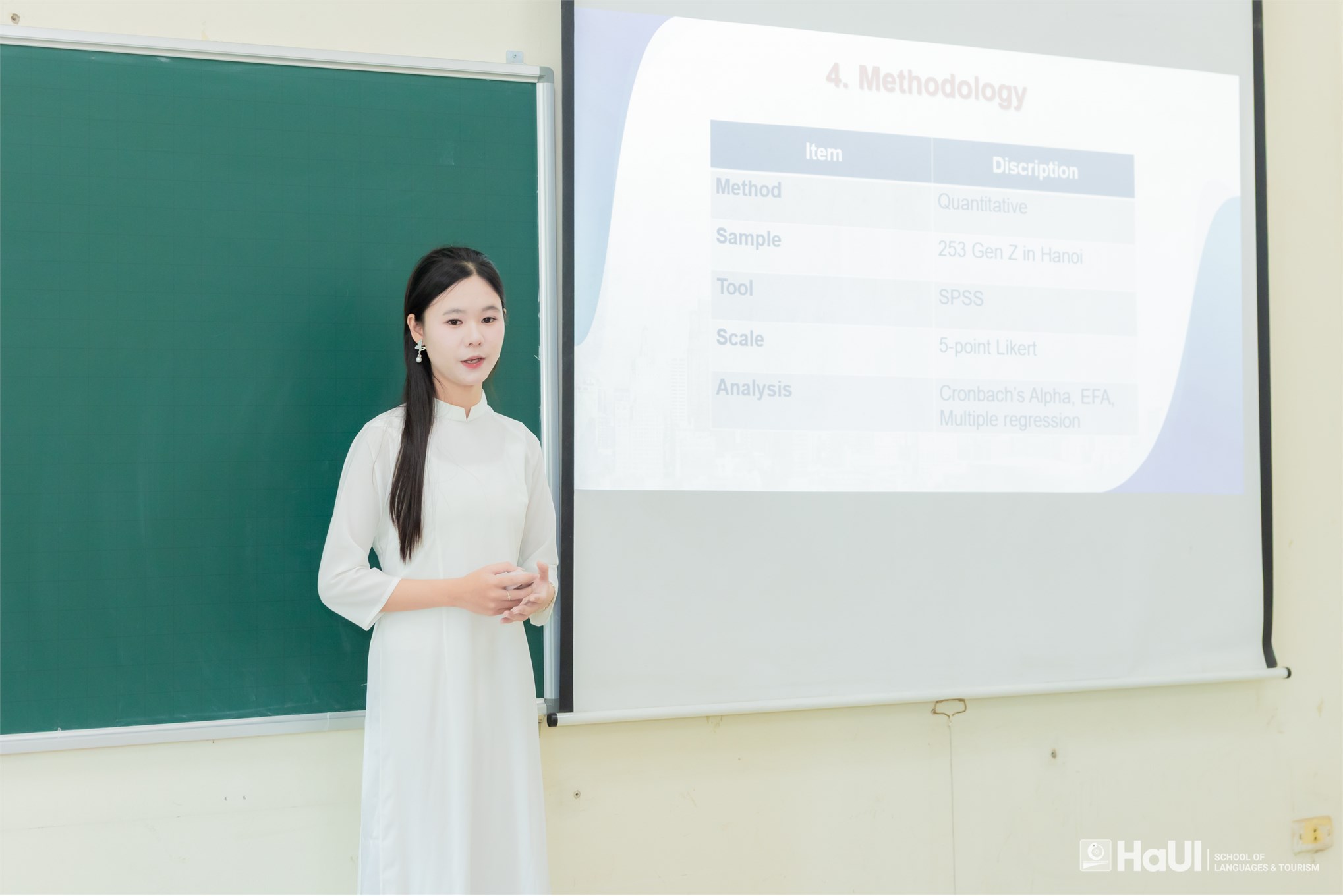 Sinh viên khóa đầu tiên chương trình Du lịch - Khách sạn EMI bảo vệ khóa luận tốt nghiệp bằng tiếng Anh