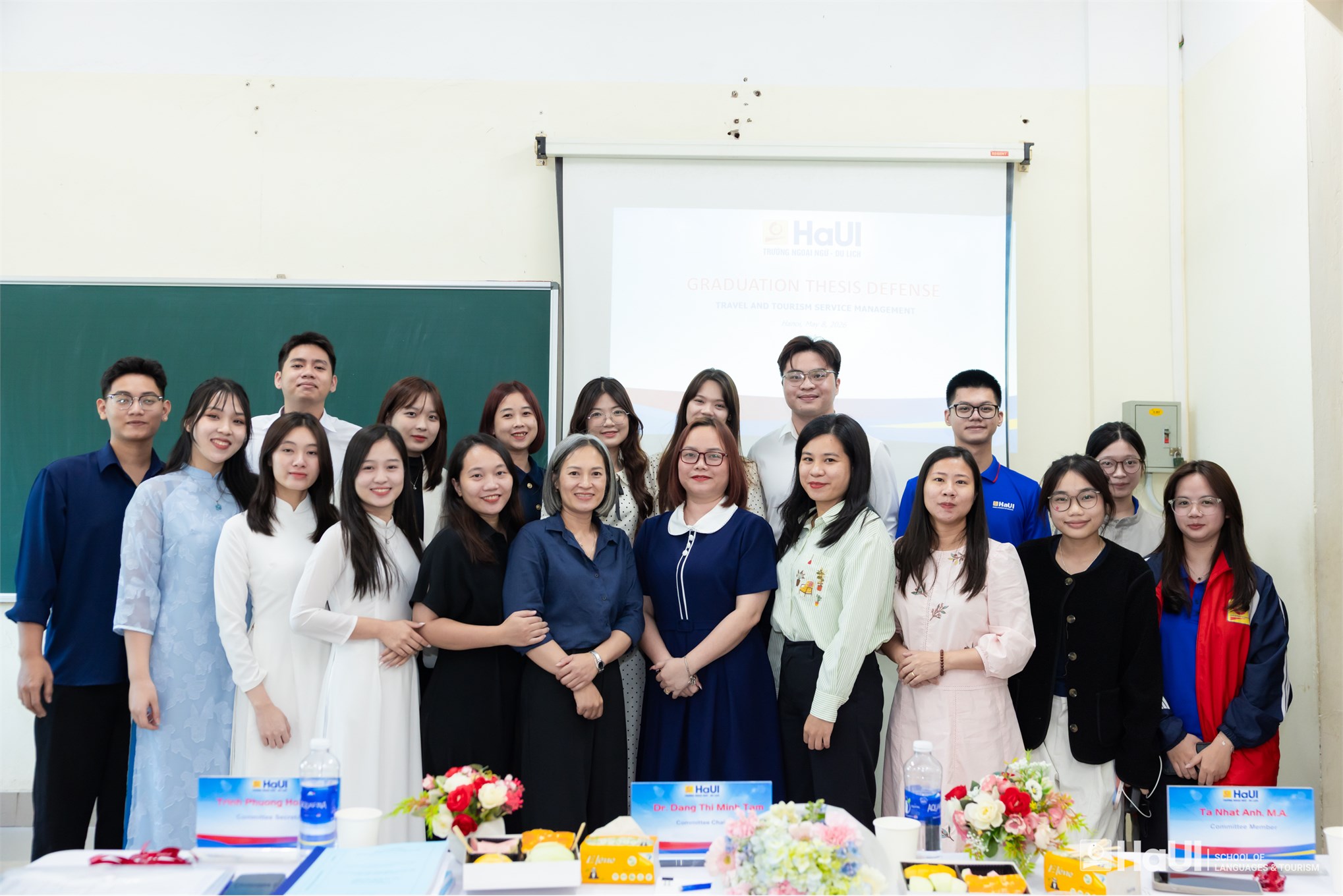 Sinh viên khóa đầu tiên chương trình Du lịch - Khách sạn EMI bảo vệ khóa luận tốt nghiệp bằng tiếng Anh