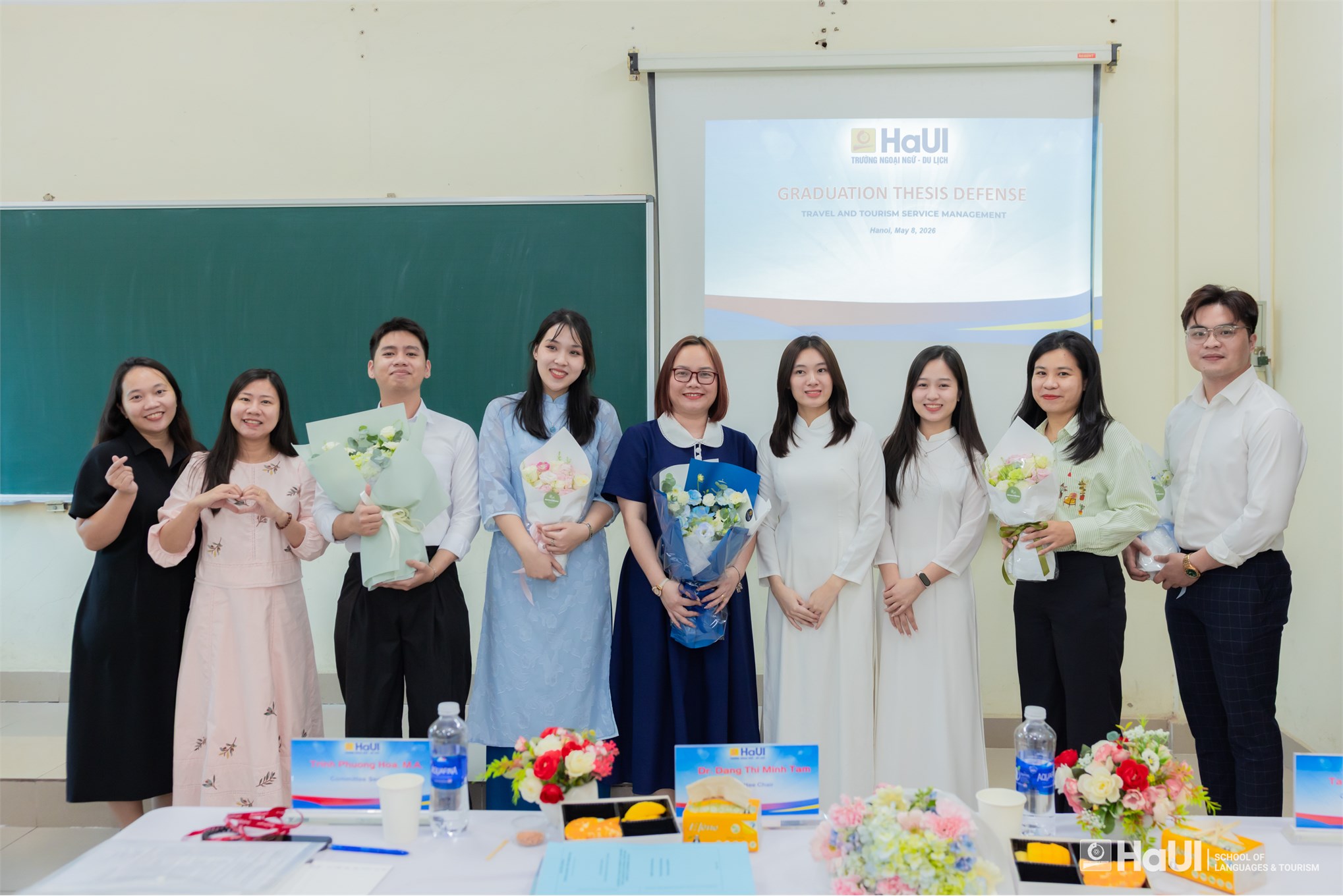 Sinh viên khóa đầu tiên chương trình Du lịch - Khách sạn EMI bảo vệ khóa luận tốt nghiệp bằng tiếng Anh