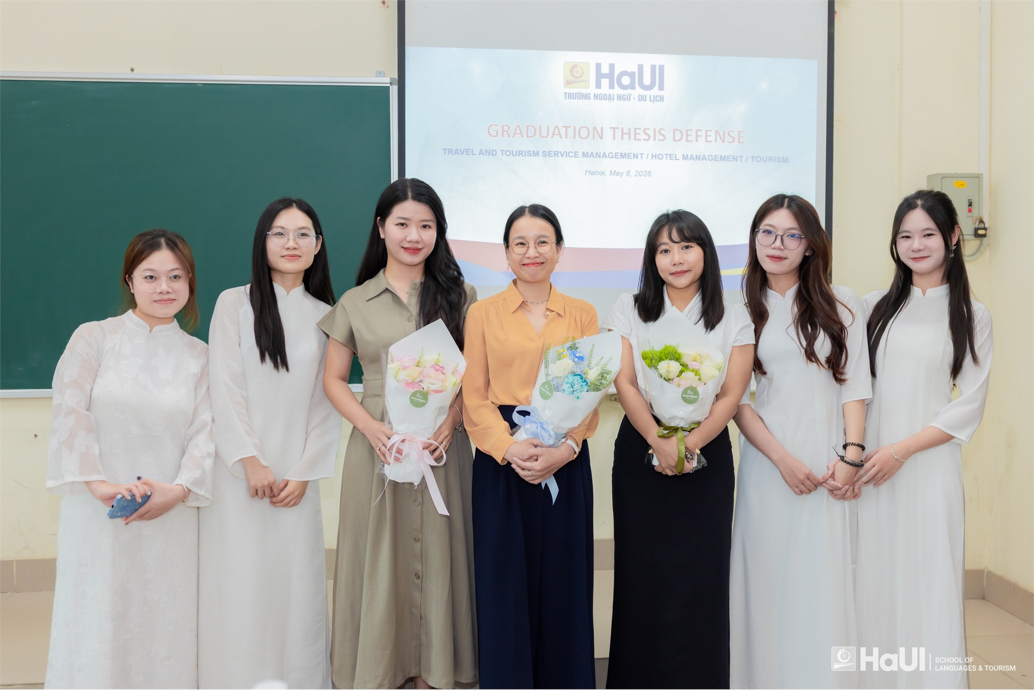 Sinh viên khóa đầu tiên chương trình Du lịch - Khách sạn EMI bảo vệ khóa luận tốt nghiệp bằng tiếng Anh