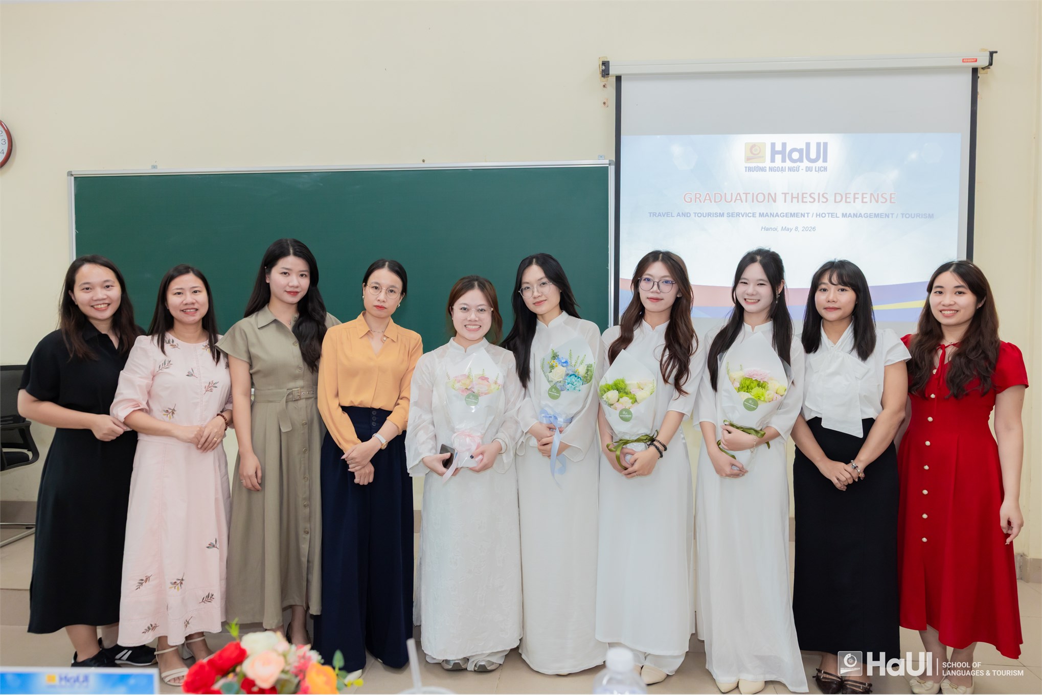 Sinh viên khóa đầu tiên chương trình Du lịch - Khách sạn EMI bảo vệ khóa luận tốt nghiệp bằng tiếng Anh