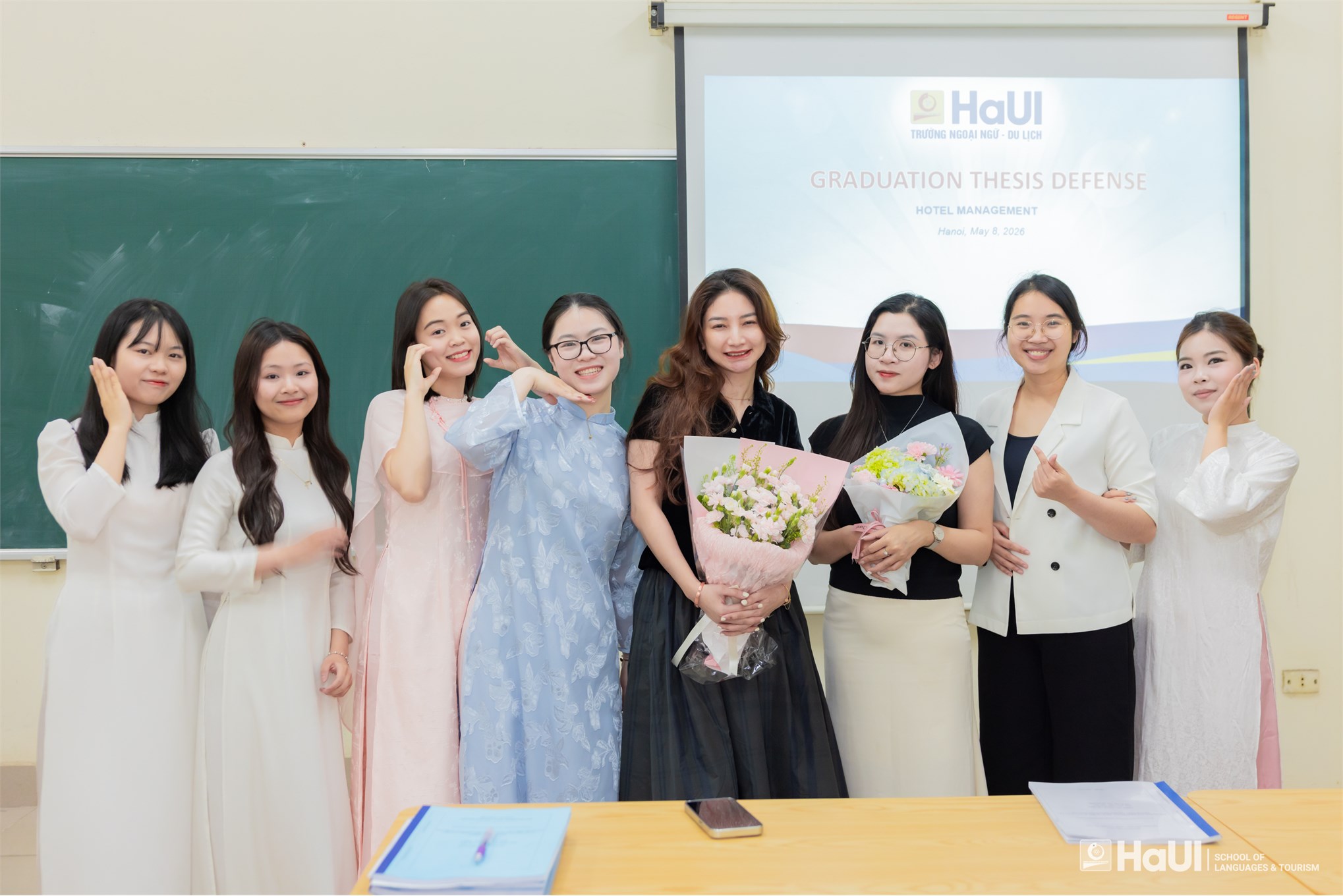 Sinh viên khóa đầu tiên chương trình Du lịch - Khách sạn EMI bảo vệ khóa luận tốt nghiệp bằng tiếng Anh