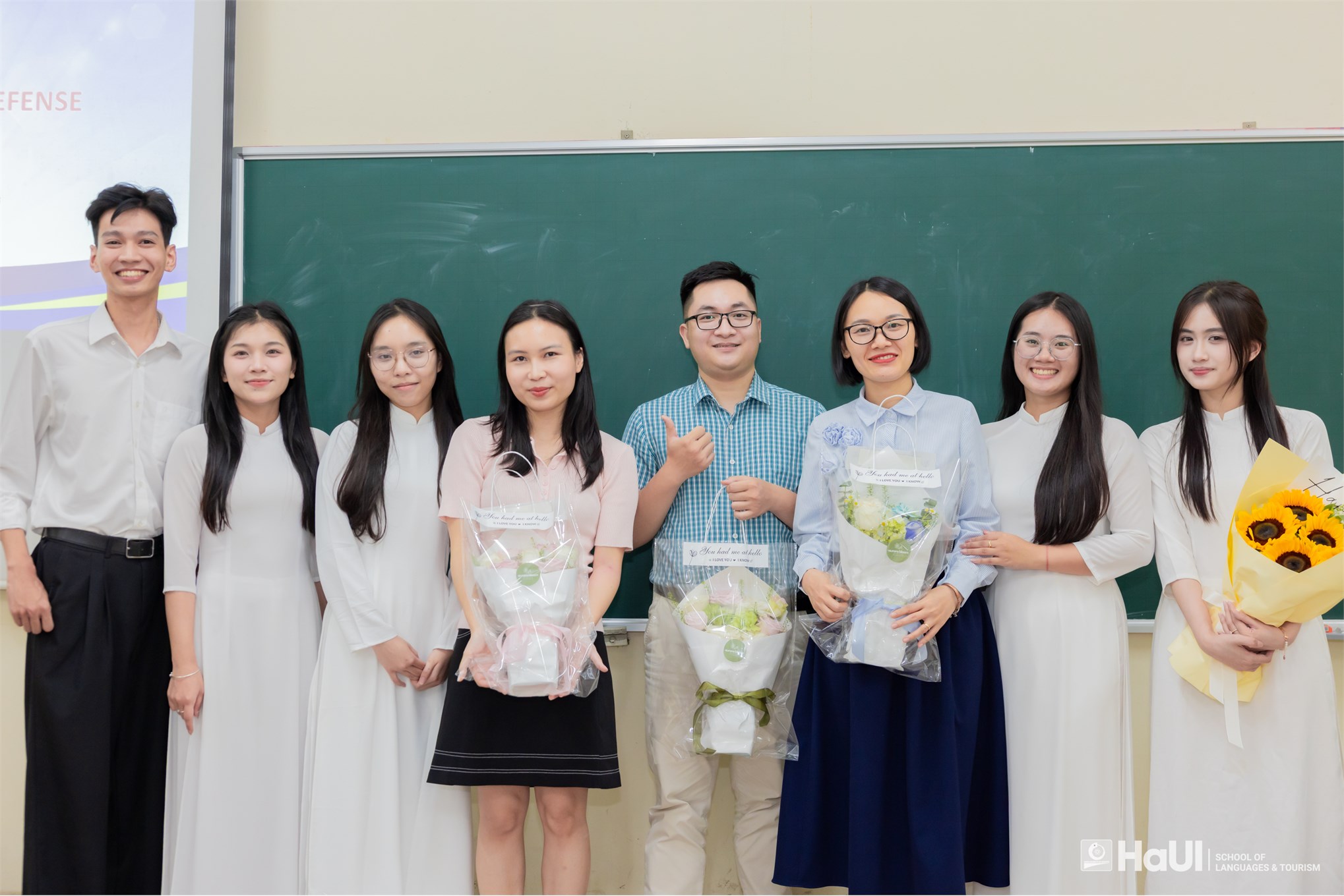 Sinh viên khóa đầu tiên chương trình Du lịch - Khách sạn EMI bảo vệ khóa luận tốt nghiệp bằng tiếng Anh
