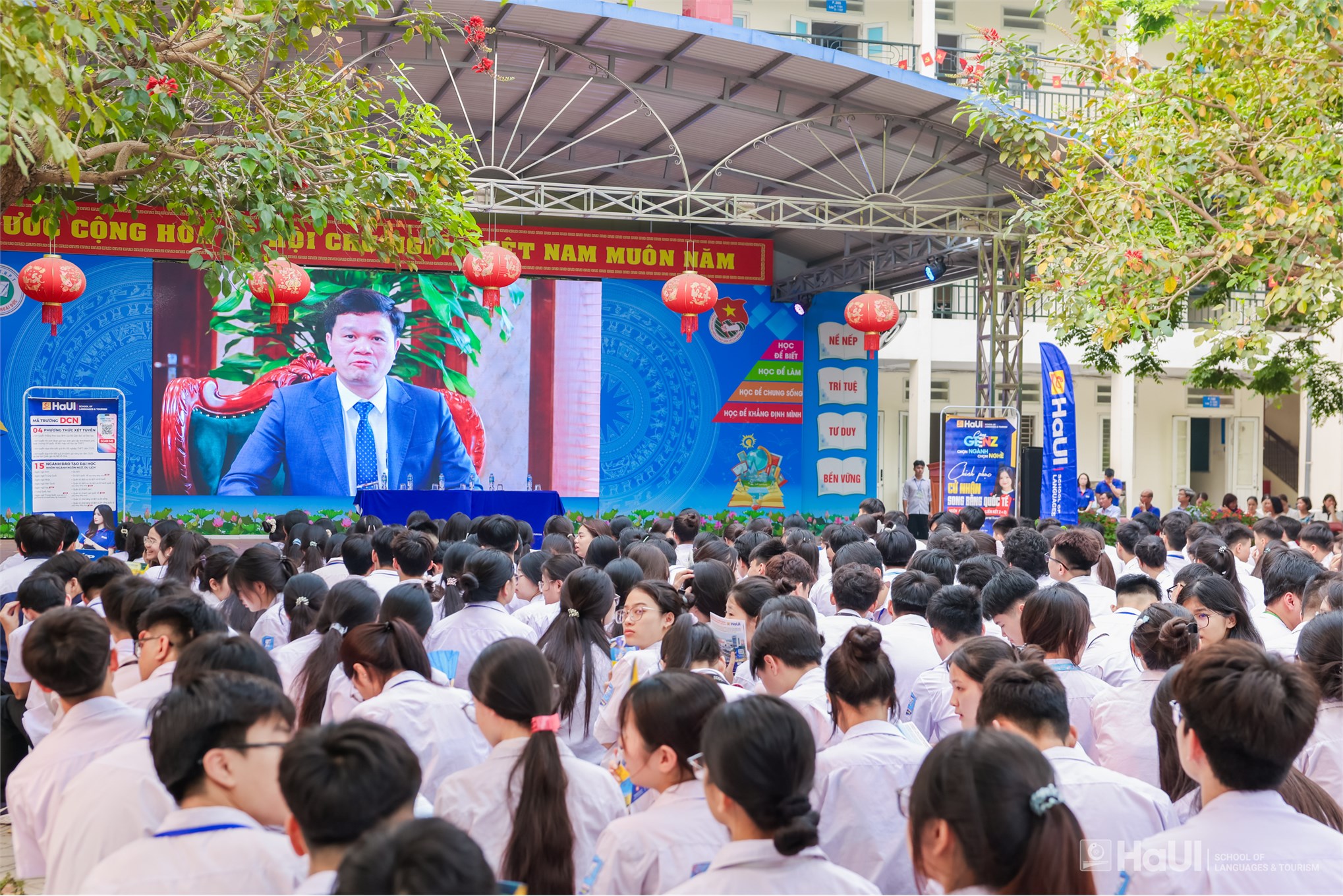 Trường Ngoại ngữ - Du lịch đồng hành cùng học sinh THPT Vạn Xuân - Hoài Đức trên hành trình chinh phục ước mơ