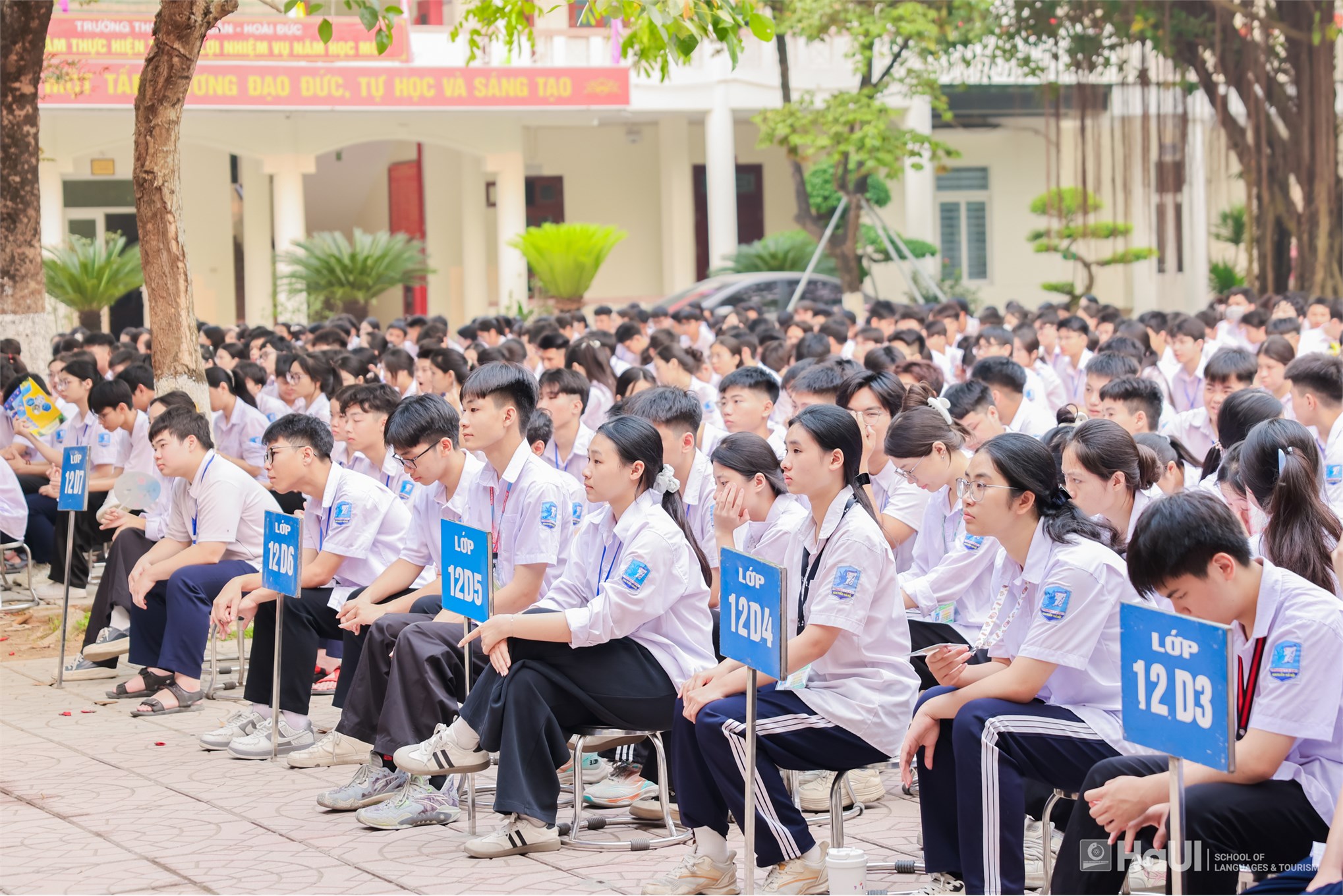 Trường Ngoại ngữ - Du lịch đồng hành cùng học sinh THPT Vạn Xuân - Hoài Đức trên hành trình chinh phục ước mơ