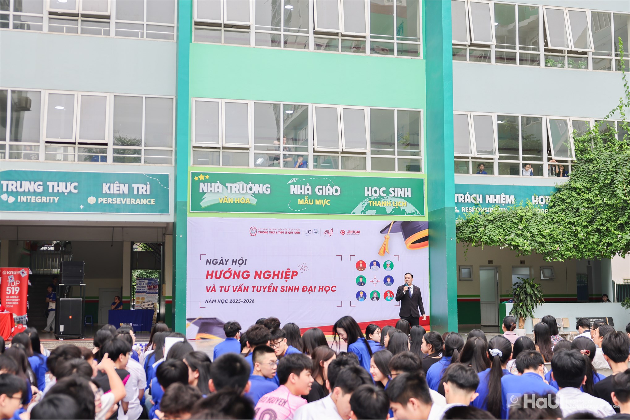 Học sinh THCS&THPT Lê Quý Đôn hào hứng tìm hiểu các ngành học gắn với ngoại ngữ, du lịch và môi trường làm việc quốc tế