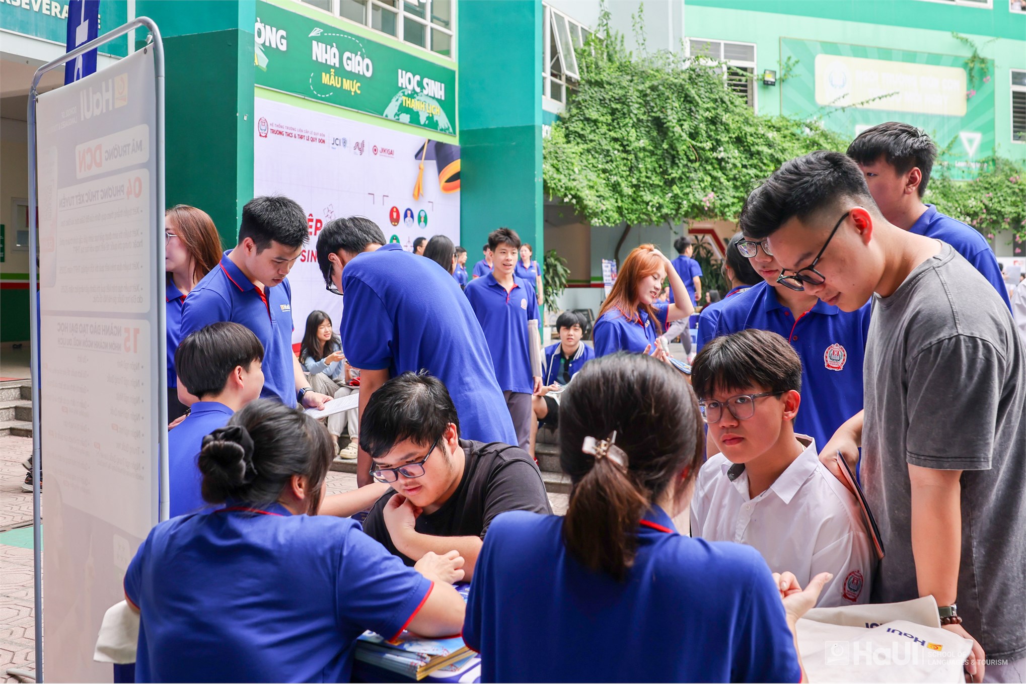 Học sinh THCS&THPT Lê Quý Đôn hào hứng tìm hiểu các ngành học gắn với ngoại ngữ, du lịch và môi trường làm việc quốc tế