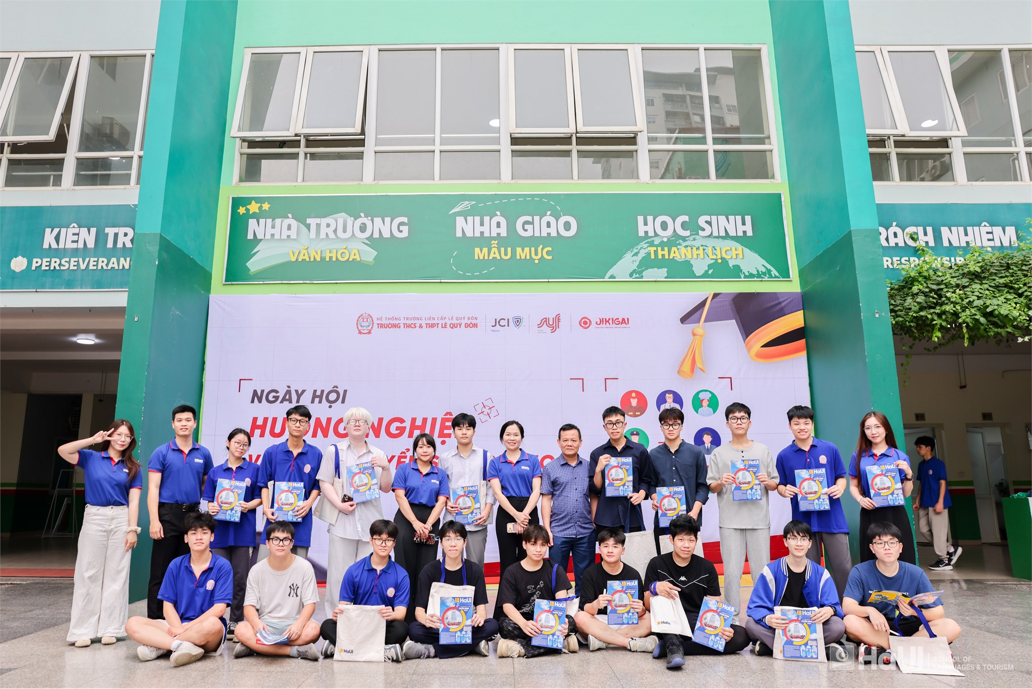 Học sinh THCS&THPT Lê Quý Đôn hào hứng tìm hiểu các ngành học gắn với ngoại ngữ, du lịch và môi trường làm việc quốc tế