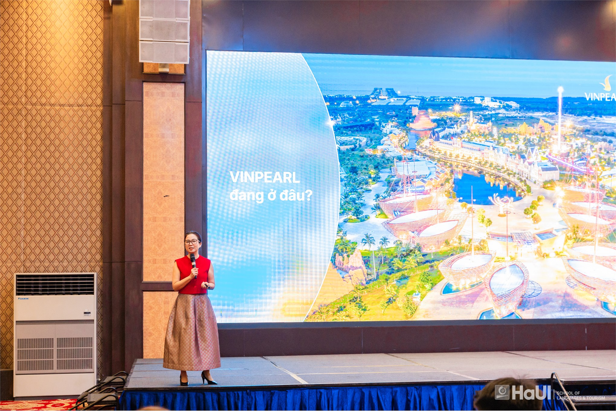 Sinh viên Khoa Du lịch và Khoa Quản trị Nhà hàng - Khách sạn tham gia chương trình định hướng nghề nghiệp cùng Vinpearl