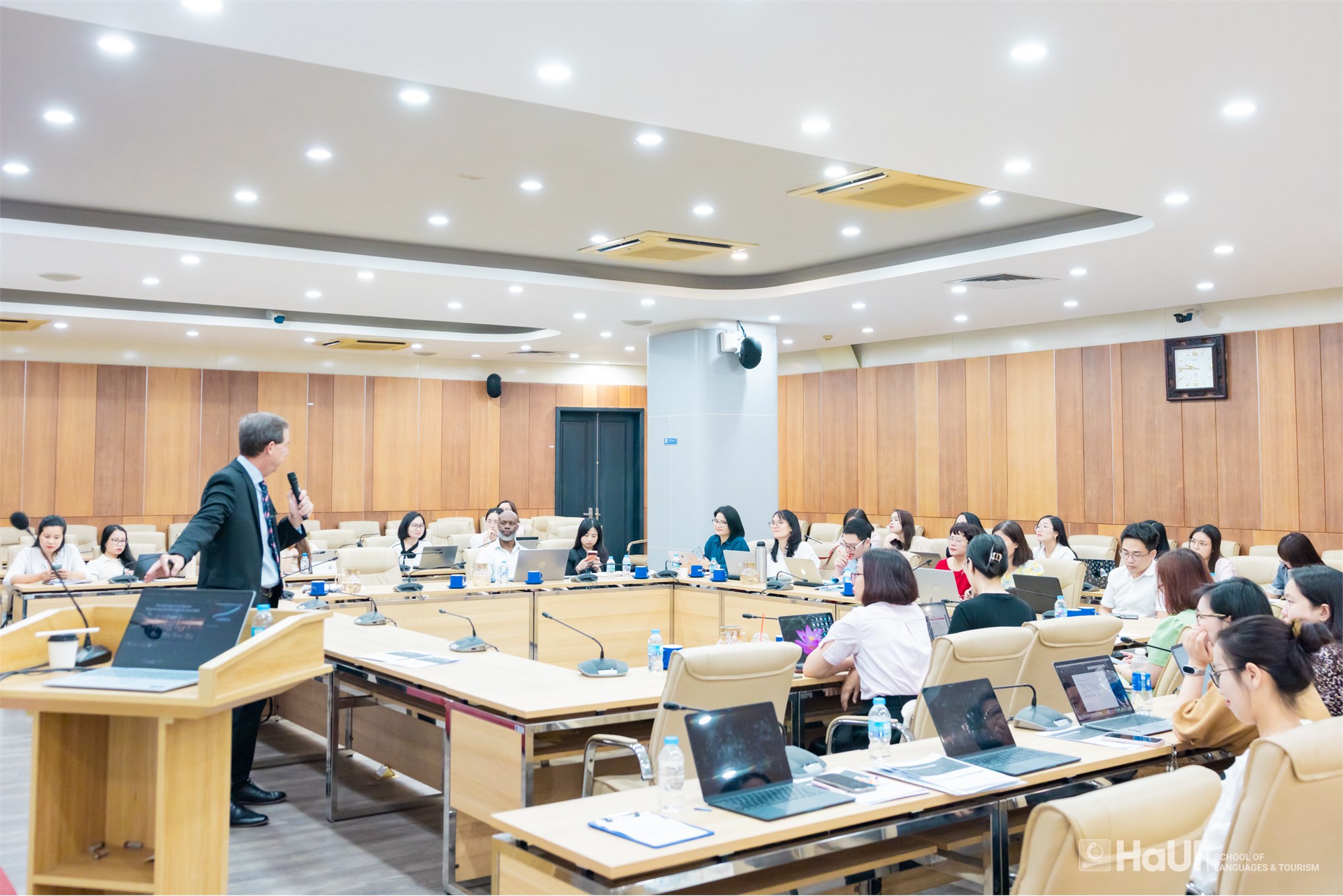 Trường Ngoại ngữ - Du lịch phối hợp với Văn phòng tiếng Anh khu vực, Đại sứ quán Hoa Kỳ tại Hà Nội tổ chức Workshop Training of Trainers NeoTECH English Works! 2026 khu vực phía Nam