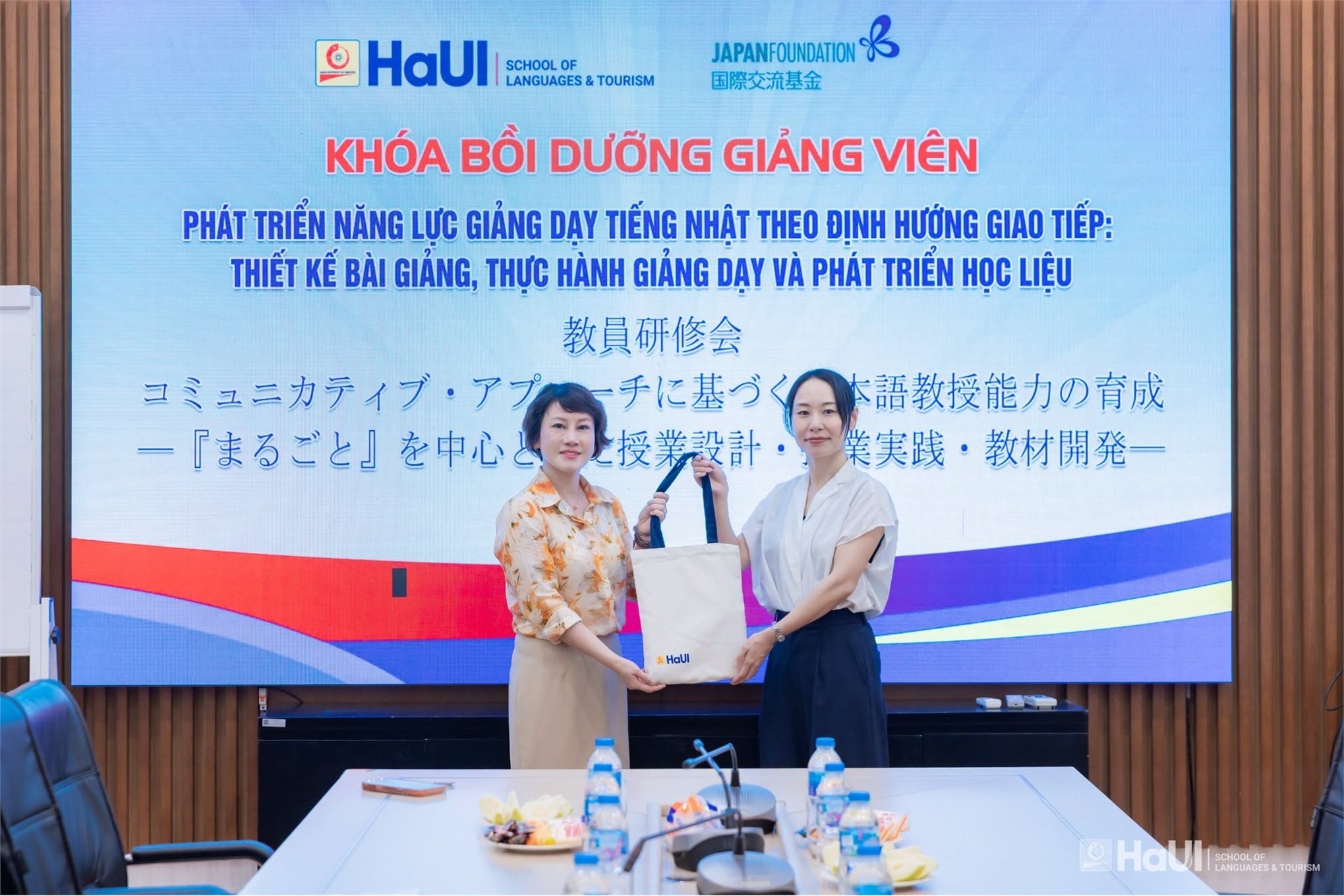 TS. Trần Thị Minh Phương - Trưởng khoa Ngôn ngữ Nhật Bản, Trường Ngoại ngữ - Du lịch tặng quà lưu niệm cho diễn giả khoá bồi dưỡng 