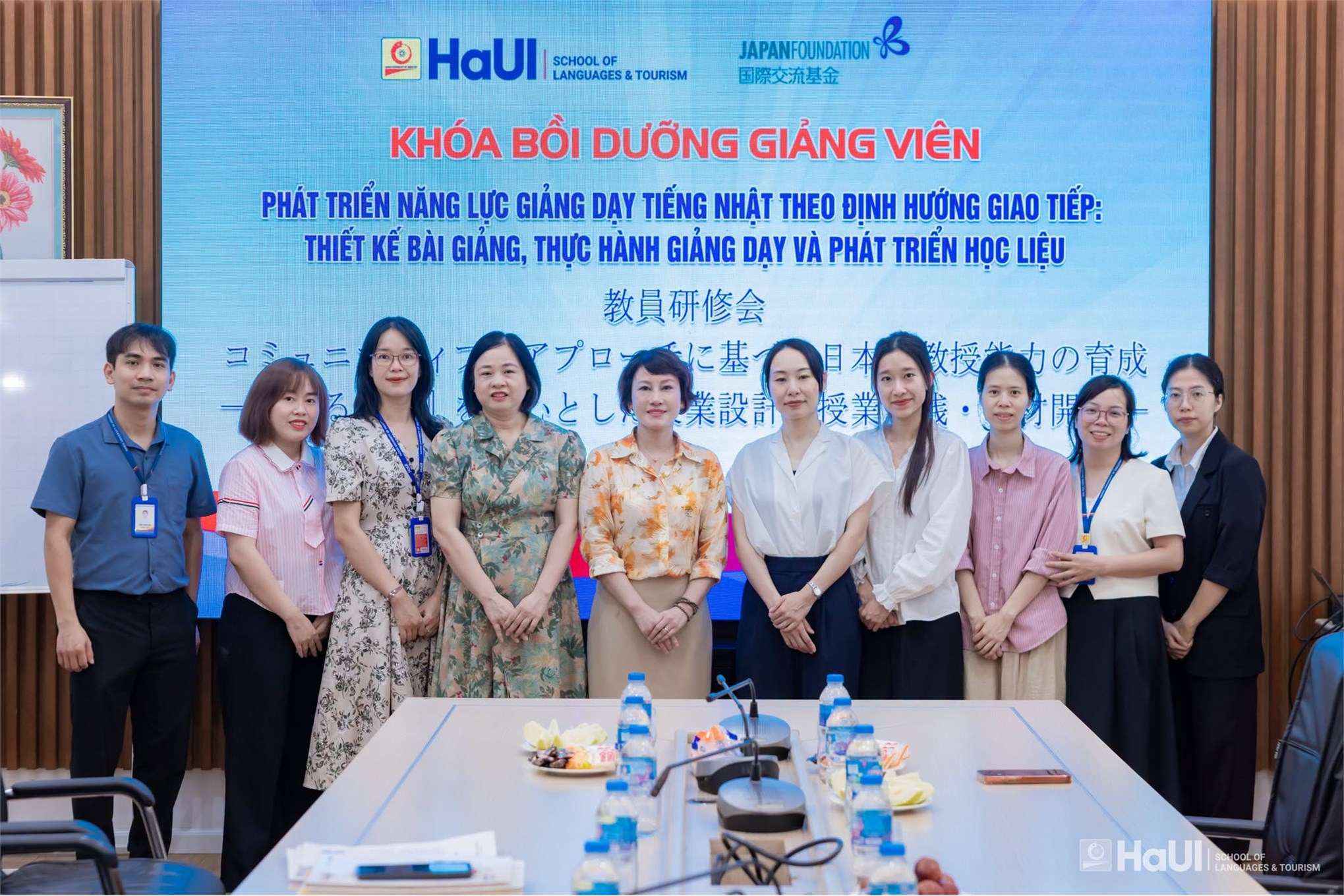 Diễn giả khoá bồi dưỡng chụp ảnh lưu niệm cùng tập thể Khoa Ngôn ngữ Nhật Bản