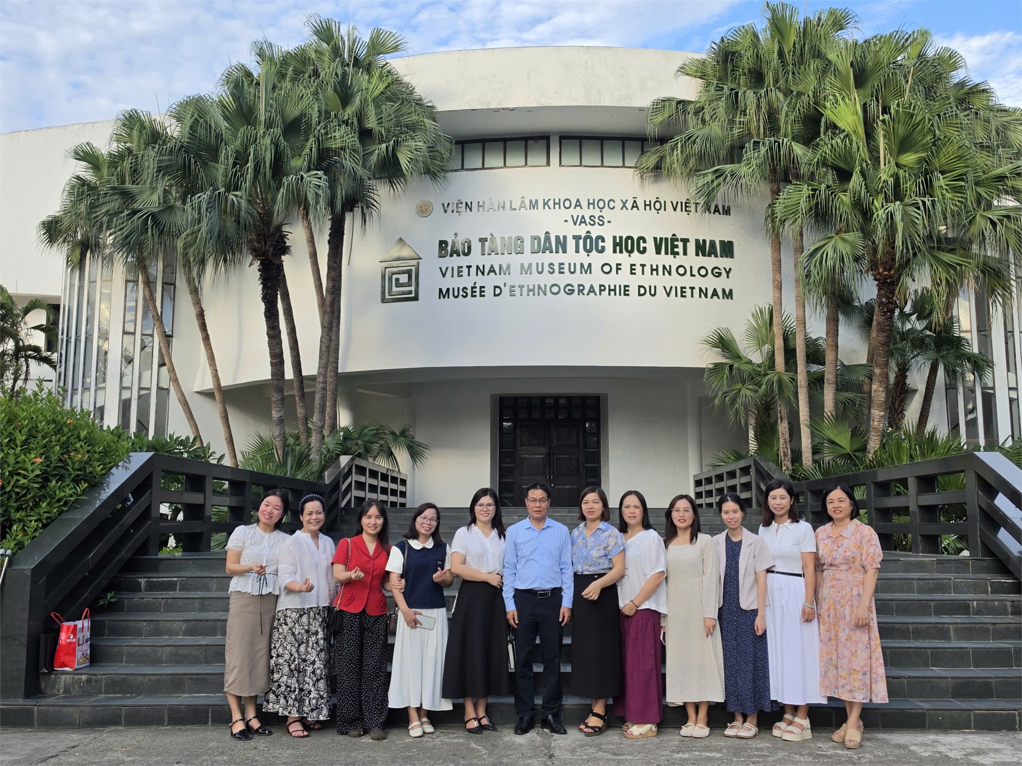 Chi bộ Ngoại ngữ – Du lịch 3 tổ chức sinh hoạt chuyên đề tại Bảo tàng Dân tộc học Việt Nam