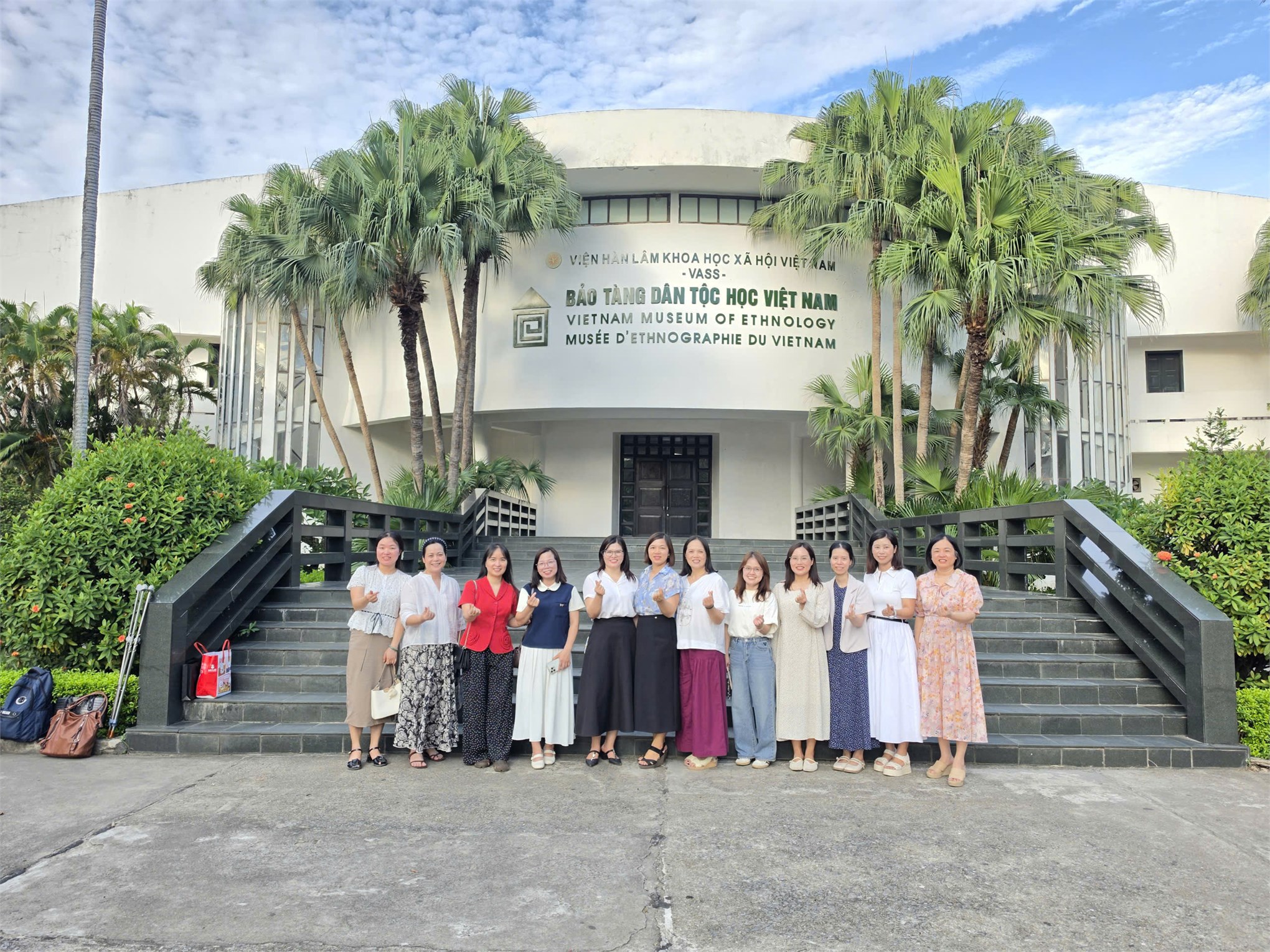 Chi bộ Ngoại ngữ – Du lịch 3 tổ chức sinh hoạt chuyên đề tại Bảo tàng Dân tộc học Việt Nam