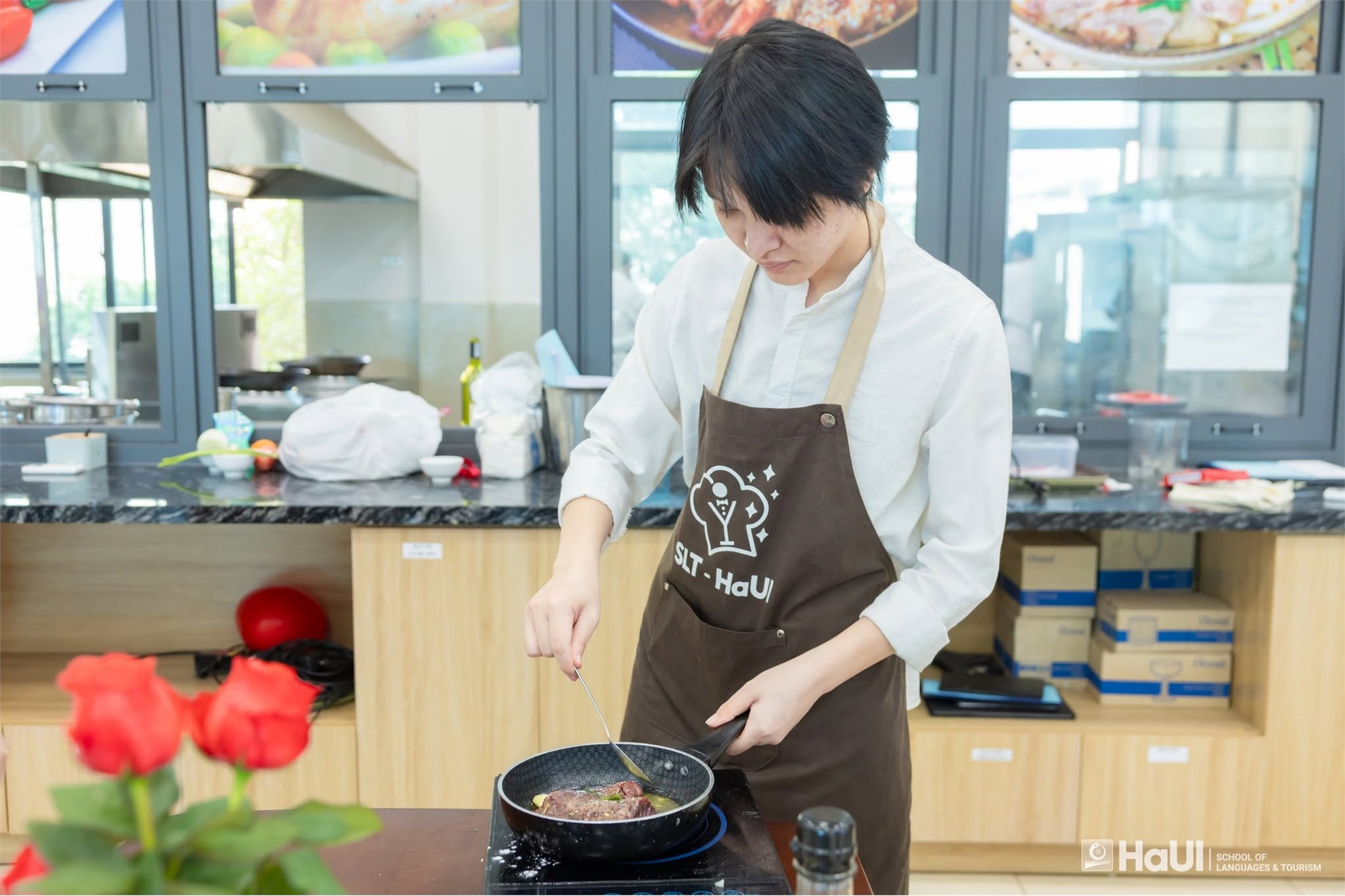 Sinh viên Trường Ngoại ngữ - Du lịch tự tin thể hiện kỹ năng nghề nghiệp tại cuộc thi Elite Master Chef