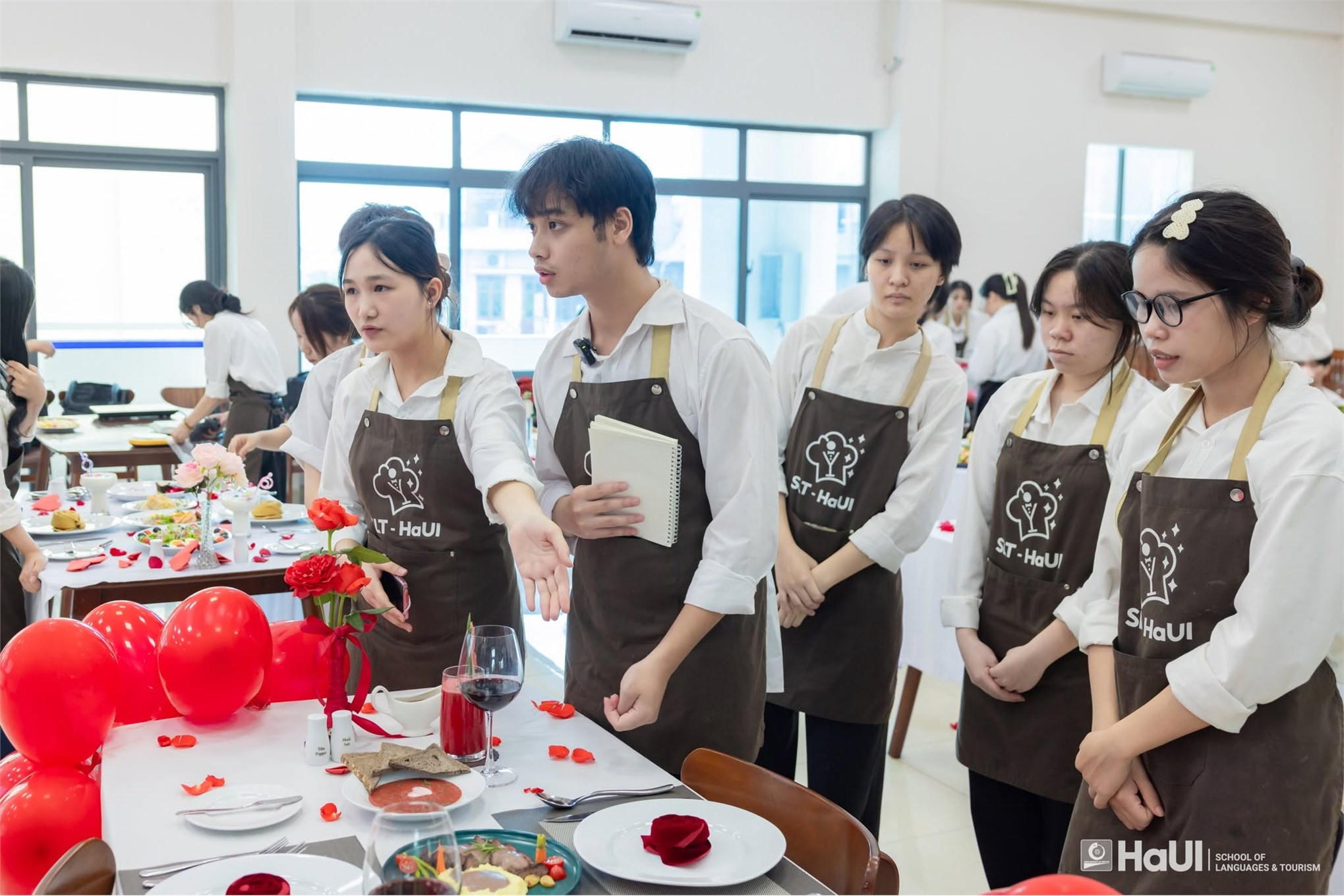 Sinh viên Trường Ngoại ngữ - Du lịch tự tin thể hiện kỹ năng nghề nghiệp tại cuộc thi Elite Master Chef