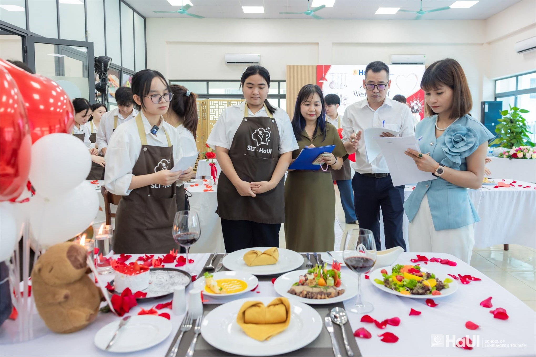 Sinh viên Trường Ngoại ngữ - Du lịch tự tin thể hiện kỹ năng nghề nghiệp tại cuộc thi Elite Master Chef