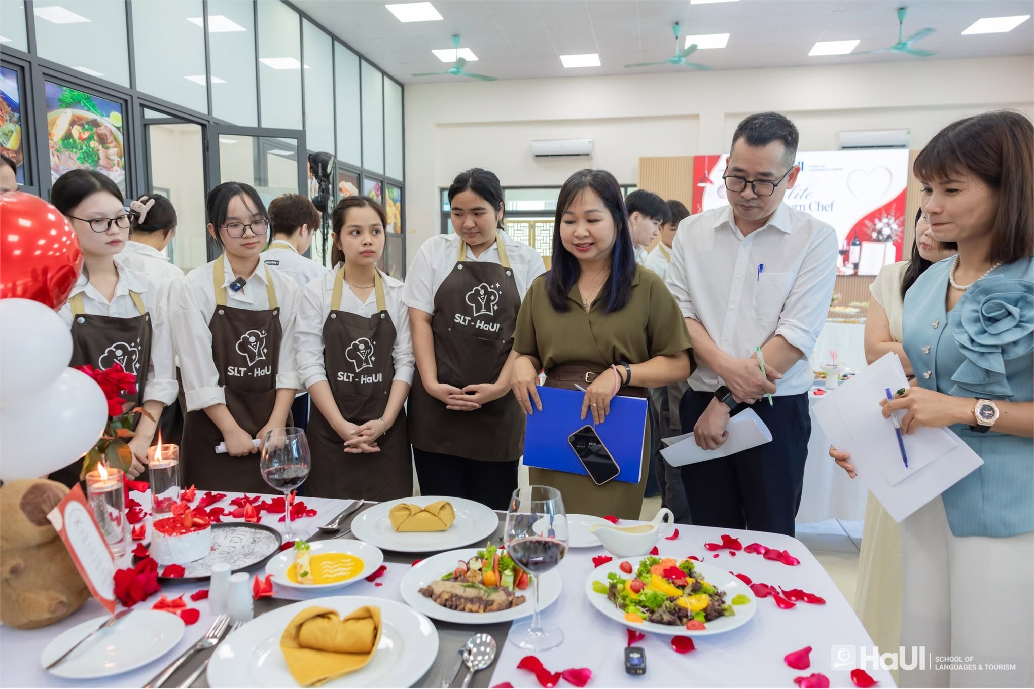 Sinh viên Trường Ngoại ngữ - Du lịch tự tin thể hiện kỹ năng nghề nghiệp tại cuộc thi Elite Master Chef