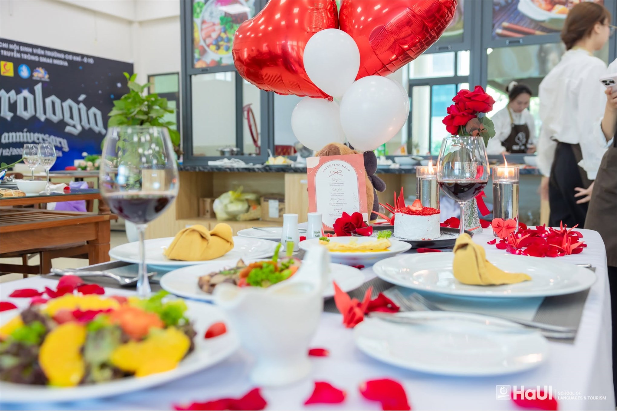 Sinh viên Trường Ngoại ngữ - Du lịch tự tin thể hiện kỹ năng nghề nghiệp tại cuộc thi Elite Master Chef