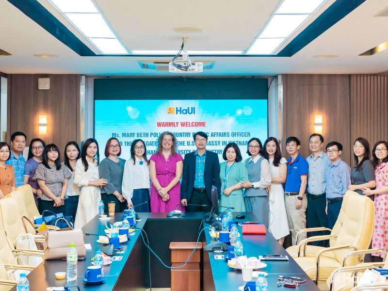 Đại diện Đại sứ quán Hoa Kỳ trao đổi về thúc đẩy đào tạo bằng tiếng Anh tại Đại học Công nghiệp Hà Nội