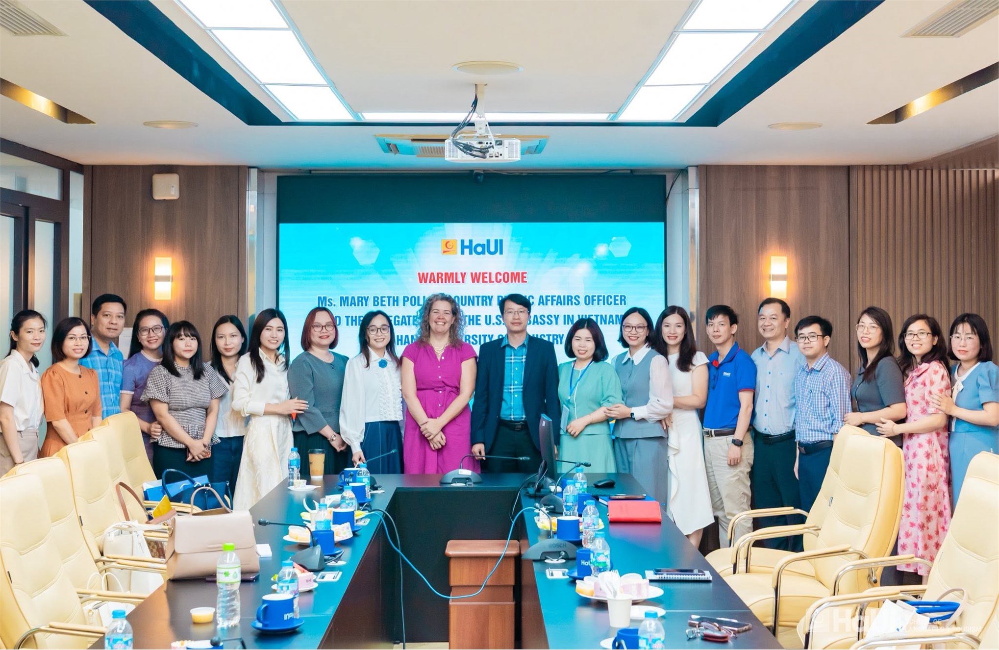 Đại diện Đại sứ quán Hoa Kỳ trao đổi về thúc đẩy đào tạo bằng tiếng Anh tại Đại học Công nghiệp Hà Nội
