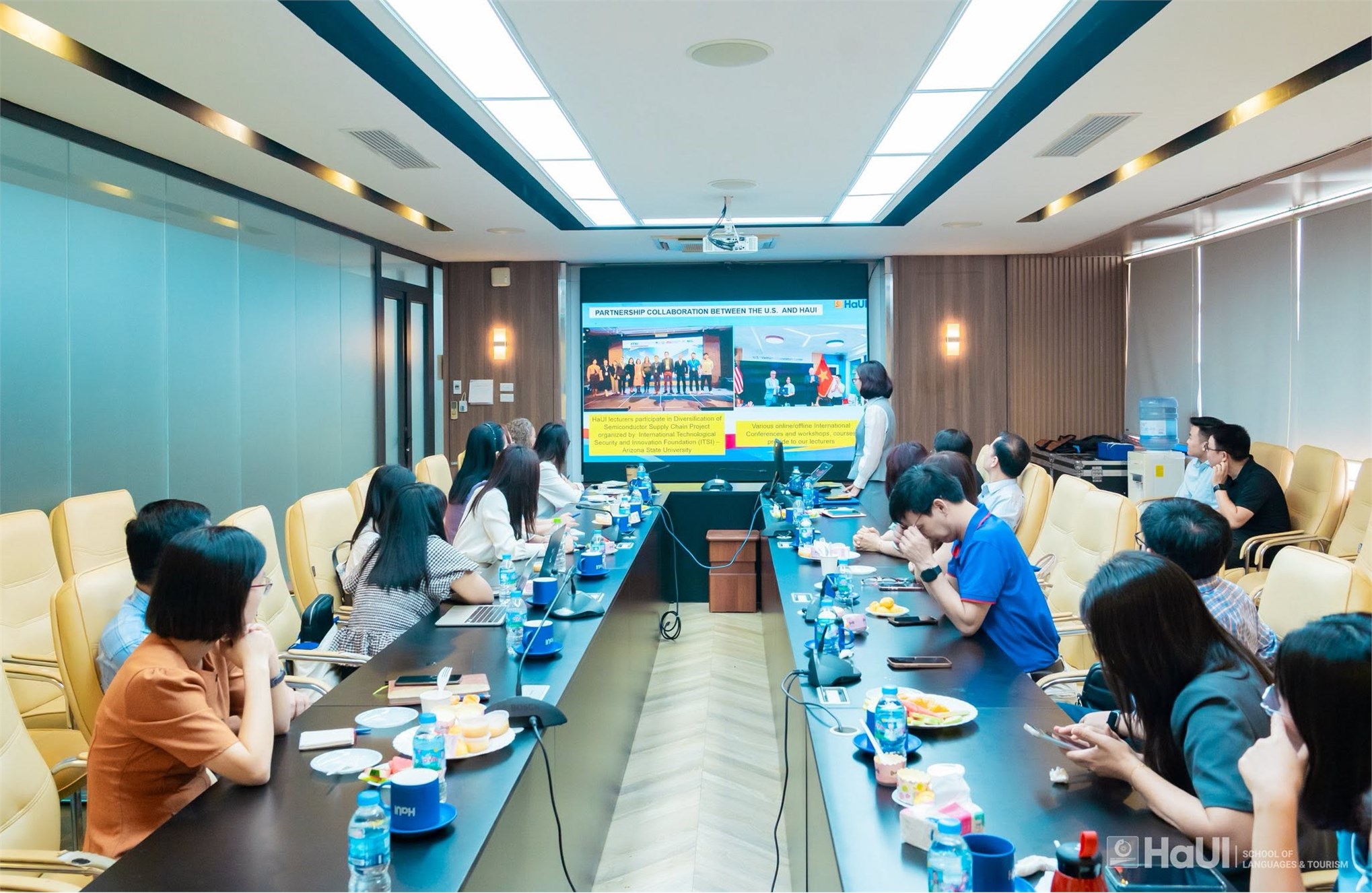 Đại diện Đại sứ quán Hoa Kỳ trao đổi về thúc đẩy đào tạo bằng tiếng Anh tại Đại học Công nghiệp Hà Nội