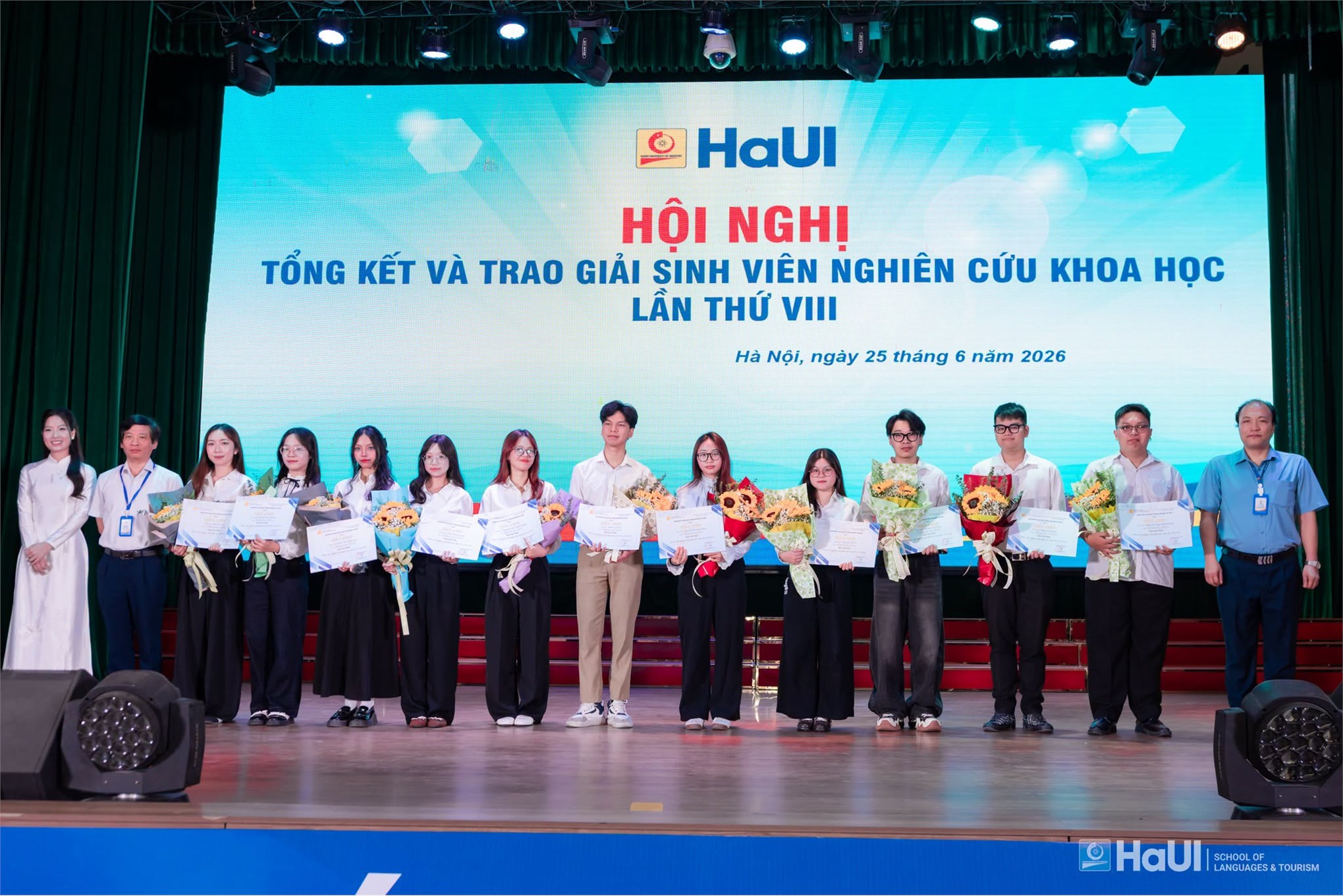 Sinh viên Trường Ngoại ngữ - Du lịch đạt 97 giải thưởng tại Hội nghị sinh viên nghiên cứu khoa học lần thứ XVII