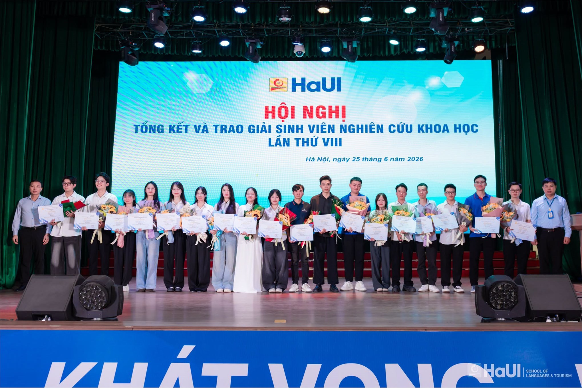 Sinh viên Trường Ngoại ngữ - Du lịch đạt 97 giải thưởng tại Hội nghị sinh viên nghiên cứu khoa học lần thứ XVII