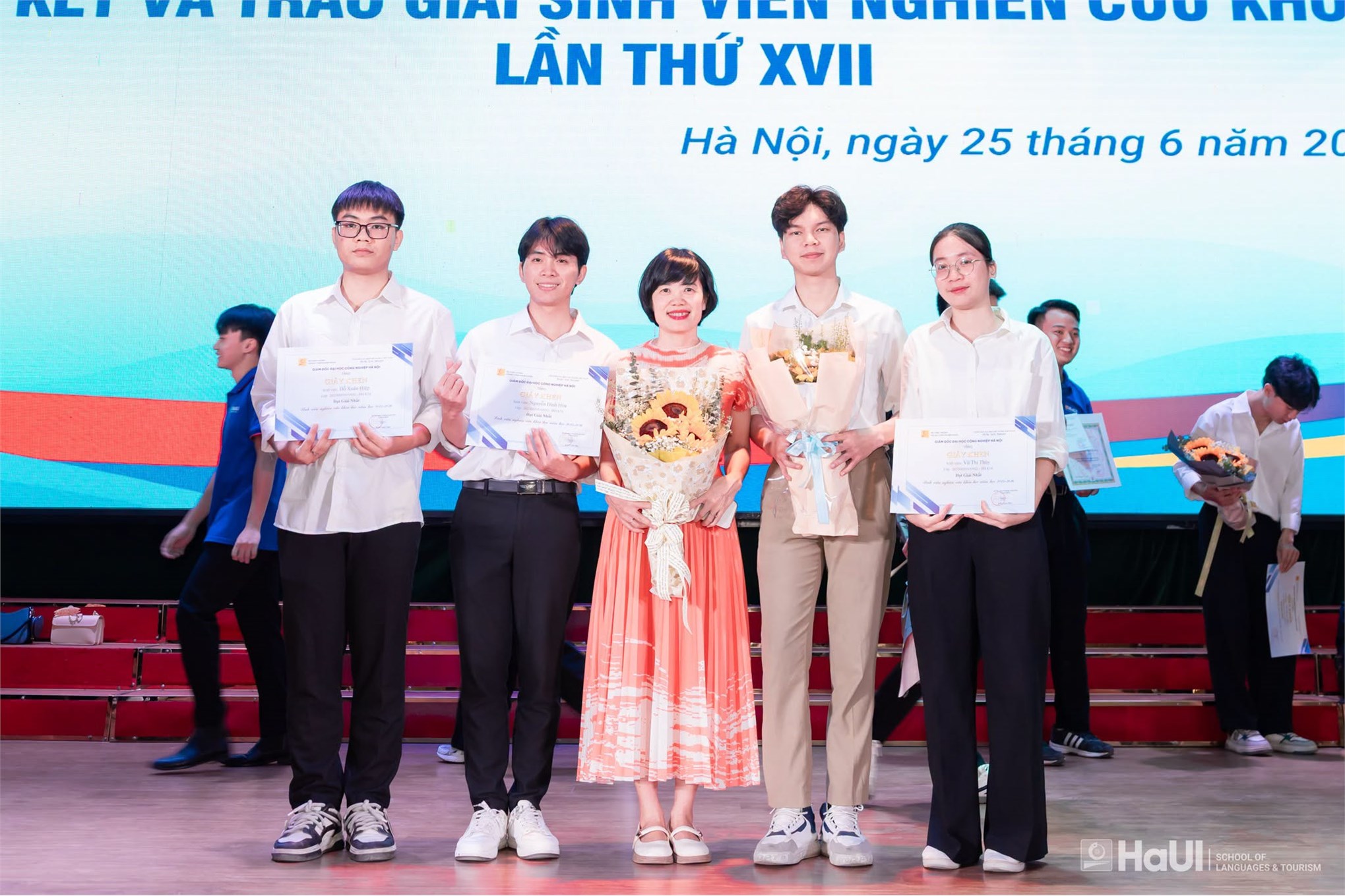 Sinh viên Trường Ngoại ngữ - Du lịch đạt 97 giải thưởng tại Hội nghị sinh viên nghiên cứu khoa học lần thứ XVII