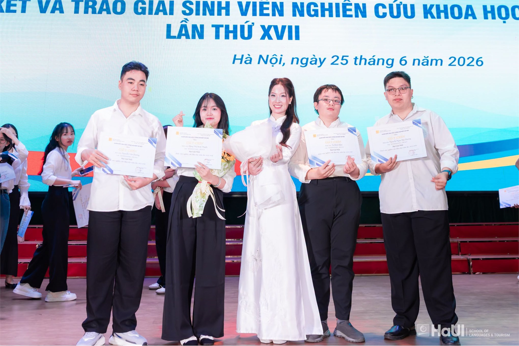 Sinh viên Trường Ngoại ngữ - Du lịch đạt 97 giải thưởng tại Hội nghị sinh viên nghiên cứu khoa học lần thứ XVII