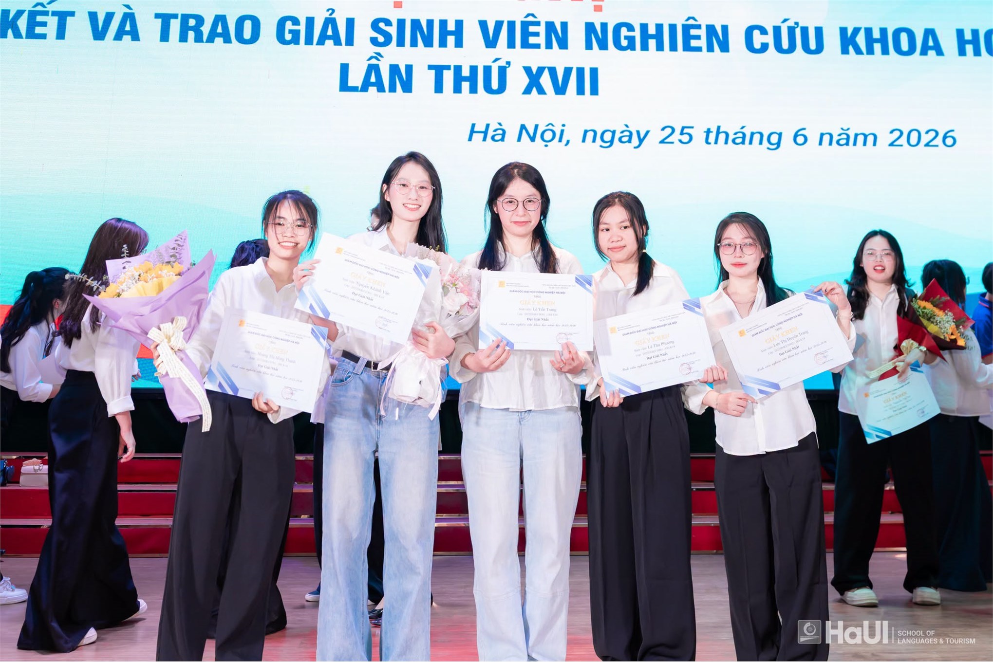 Sinh viên Trường Ngoại ngữ - Du lịch đạt 97 giải thưởng tại Hội nghị sinh viên nghiên cứu khoa học lần thứ XVII