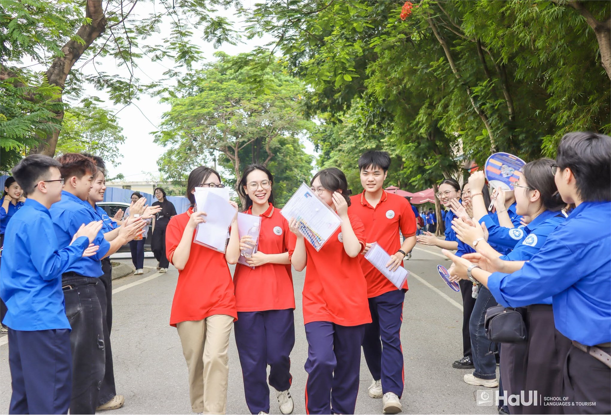 Tuổi trẻ Trường Ngoại ngữ - Du lịch đồng hành cùng thí sinh trong kỳ thi tốt nghiệp THPT năm 2026