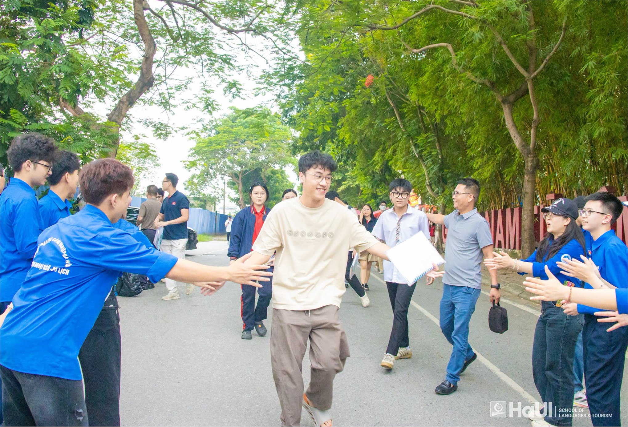 Tuổi trẻ Trường Ngoại ngữ - Du lịch đồng hành cùng thí sinh trong kỳ thi tốt nghiệp THPT năm 2026