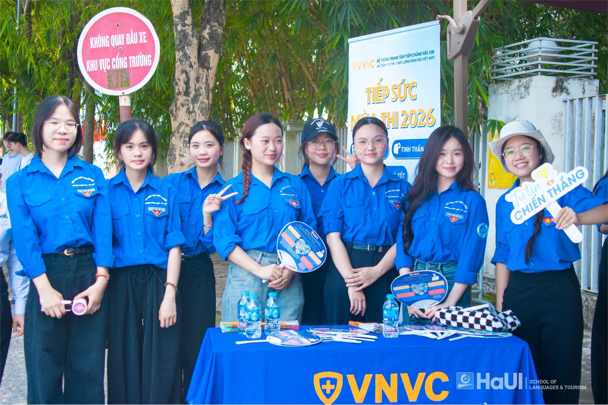 Tuổi trẻ Trường Ngoại ngữ - Du lịch đồng hành cùng thí sinh trong kỳ thi tốt nghiệp THPT năm 2026