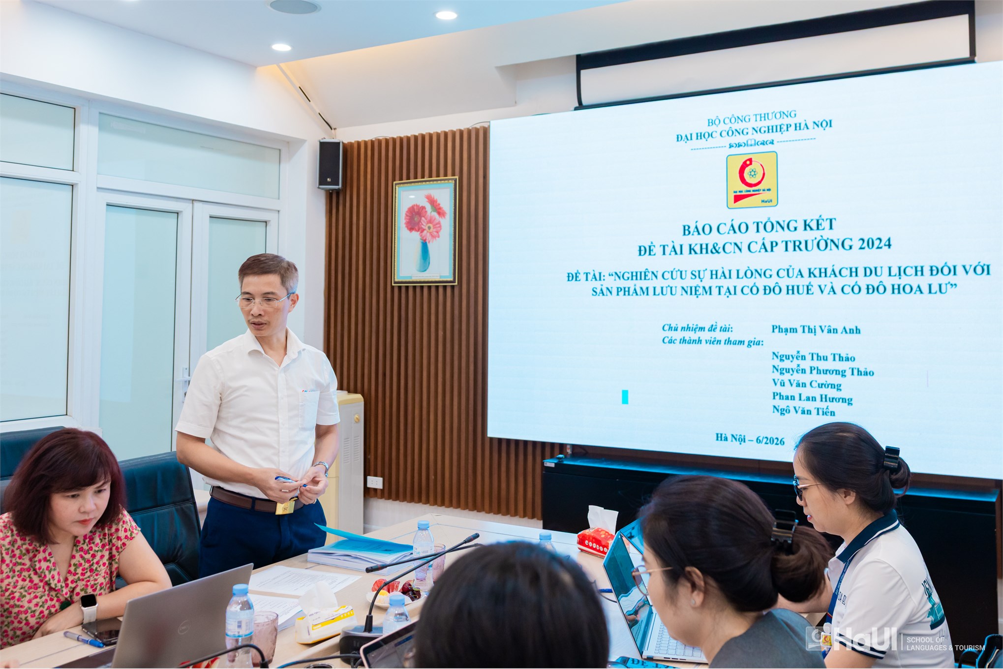 Nghiệm thu đề tài KH&CN cấp cơ sở về sự hài lòng của khách du lịch đối với sản phẩm lưu niệm tại cố đô Huế và cố đô Hoa Lư