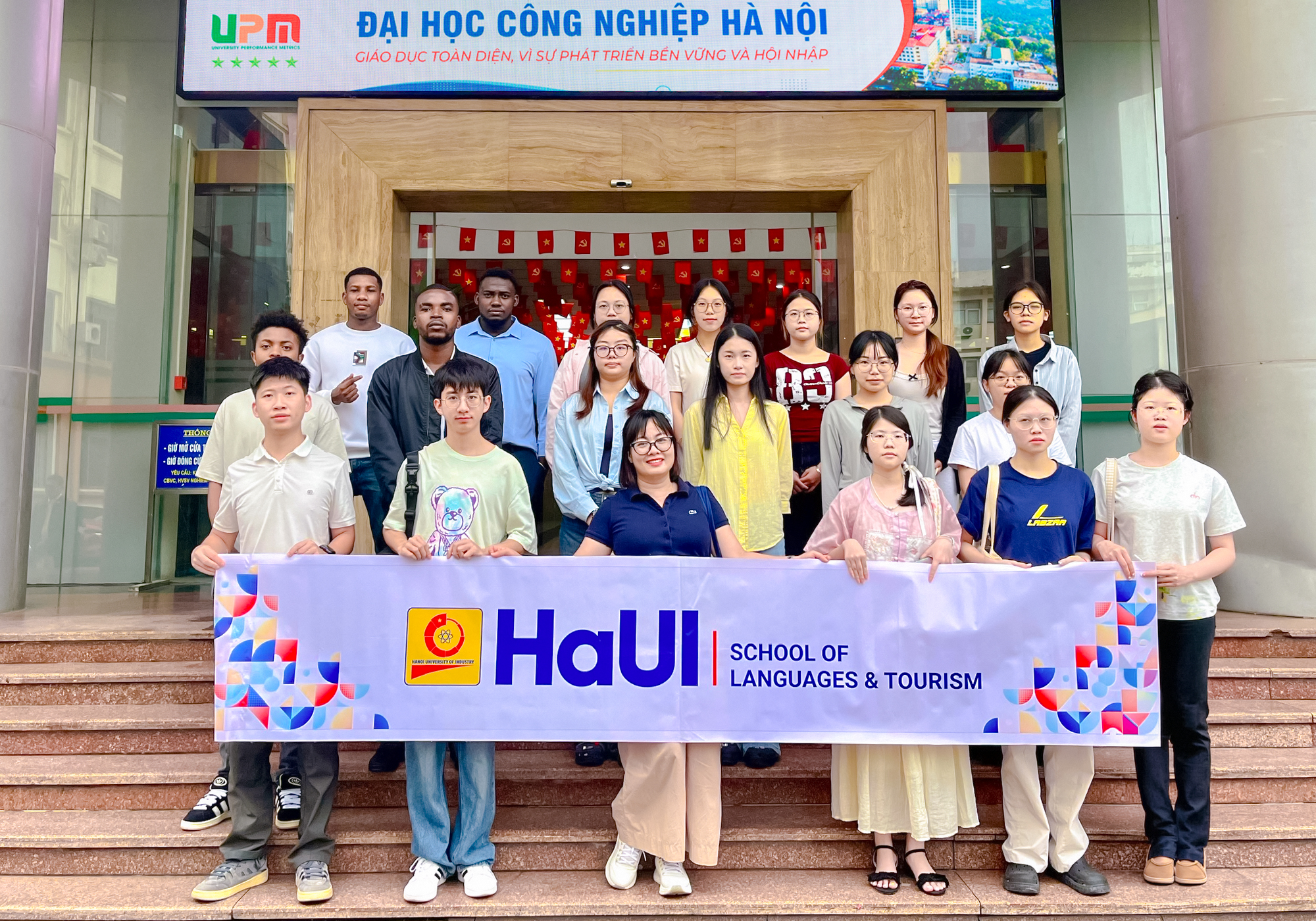 Học viên lớp dự bị Tiếng Việt trải nghiệm học tập thực tế tại Văn Miếu - Quốc Tử Giám và Hoàng thành Thăng Long