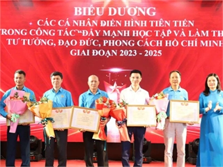 PGS.TS. Lê Ba Phong - Trường Ngoại ngữ - Du lịch vinh dự đón nhận bằng khen của Công đoàn Công Thương Việt Nam về học tập và làm theo tư tưởng, đạo đức, phong cách Hồ Chí Minh giai đoạn 2023 - 2025