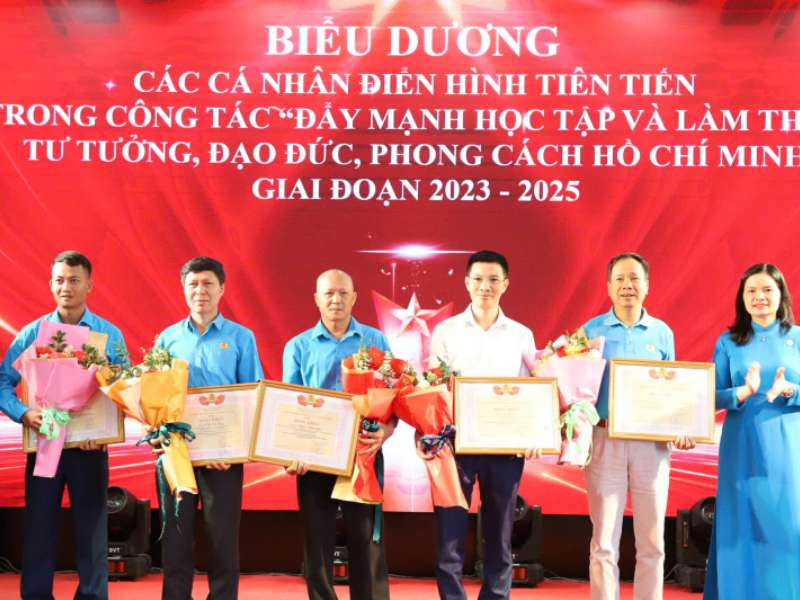 PGS.TS. Lê Ba Phong - Trường Ngoại ngữ - Du lịch vinh dự đón nhận bằng khen của Công đoàn Công Thương Việt Nam về học tập và làm theo tư tưởng, đạo đức, phong cách Hồ Chí Minh giai đoạn 2023 - 2025