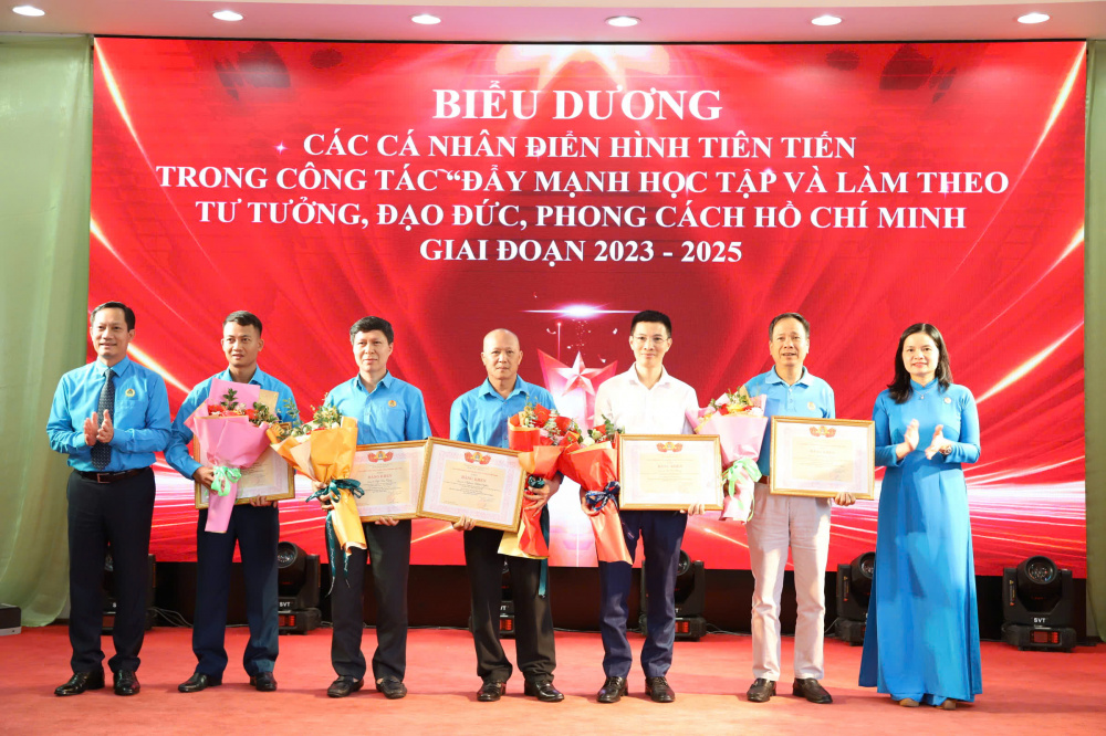 PGS.TS. Lê Ba Phong - Trường Ngoại ngữ - Du lịch vinh dự đón nhận bằng khen của Công đoàn Công Thương Việt Nam về học tập và làm theo tư tưởng, đạo đức, phong cách Hồ Chí Minh giai đoạn 2023 - 2025