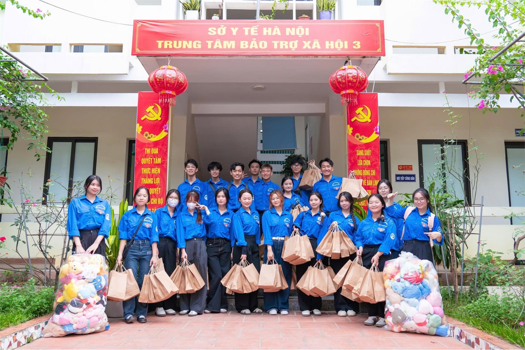 Tuổi trẻ Trường Ngoại ngữ - Du lịch trao tặng 170 suất quà tại Trung tâm Bảo trợ Xã hội 3, Hà Nội
