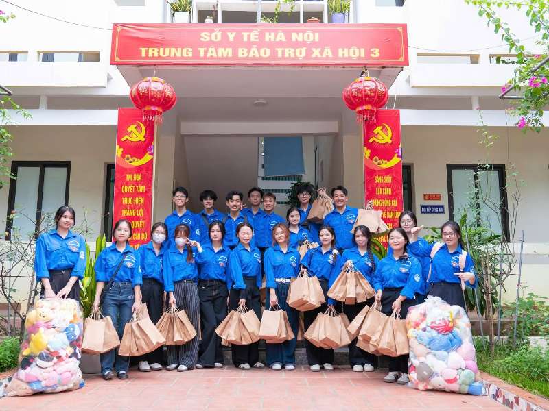 Tuổi trẻ Trường Ngoại ngữ - Du lịch trao tặng 170 suất quà tại Trung tâm Bảo trợ Xã hội 3, Hà Nội