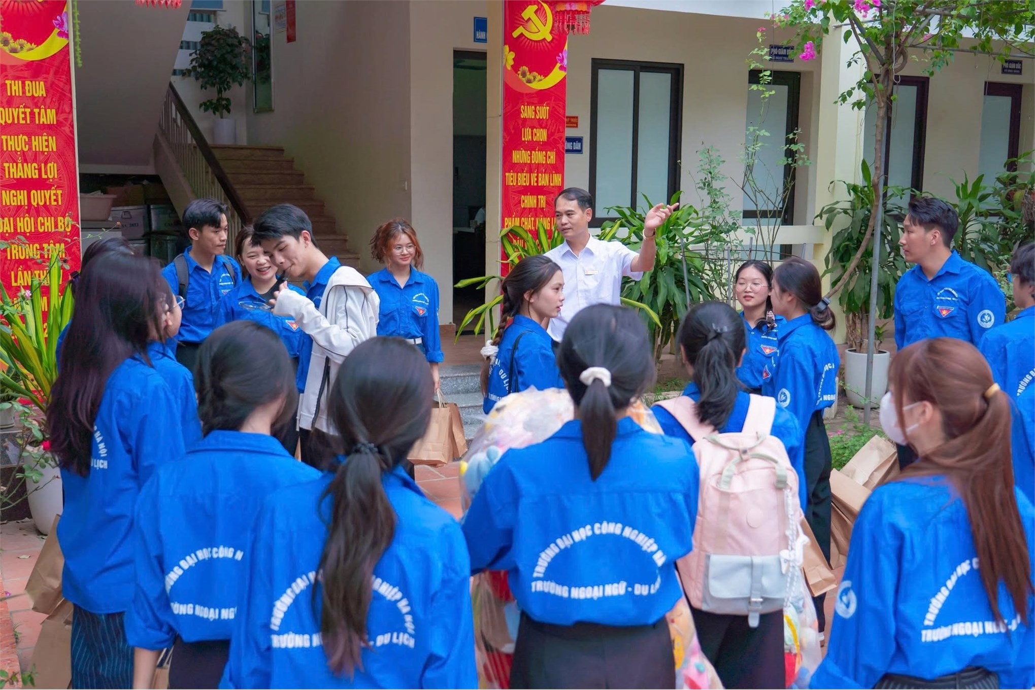 Tuổi trẻ Trường Ngoại ngữ - Du lịch trao tặng 170 suất quà tại Trung tâm Bảo trợ Xã hội 3, Hà Nội