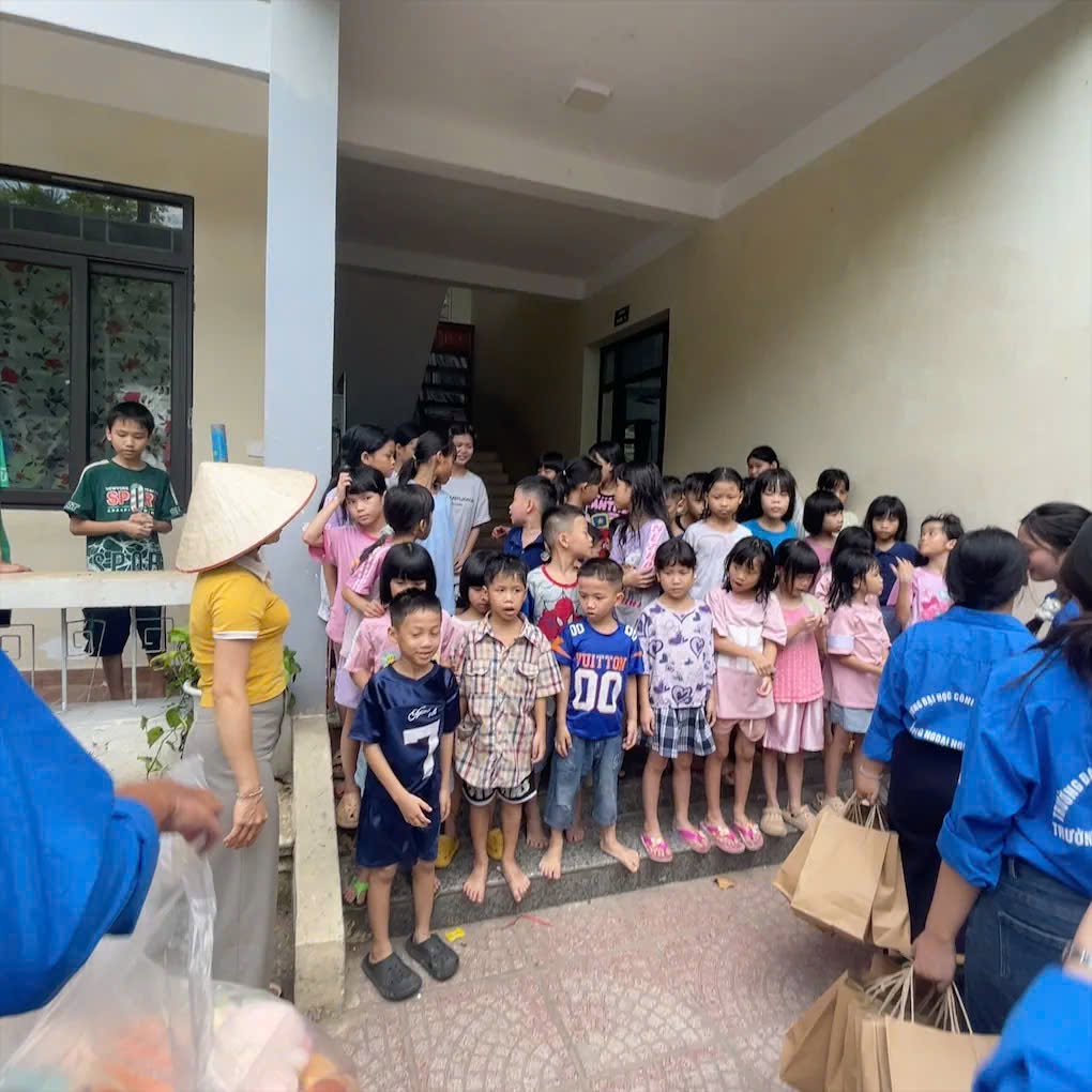 Tuổi trẻ Trường Ngoại ngữ - Du lịch trao tặng 170 suất quà tại Trung tâm Bảo trợ Xã hội 3, Hà Nội