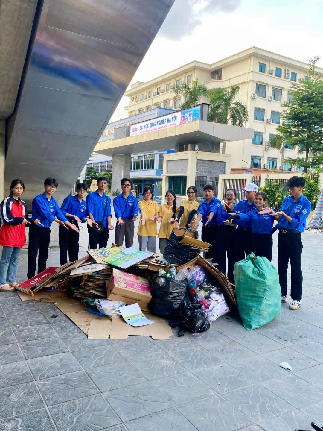 Tuổi trẻ Trường Ngoại ngữ - Du lịch tích cực chuẩn bị cho chương trình tình nguyện “Ngày hè Xanh”