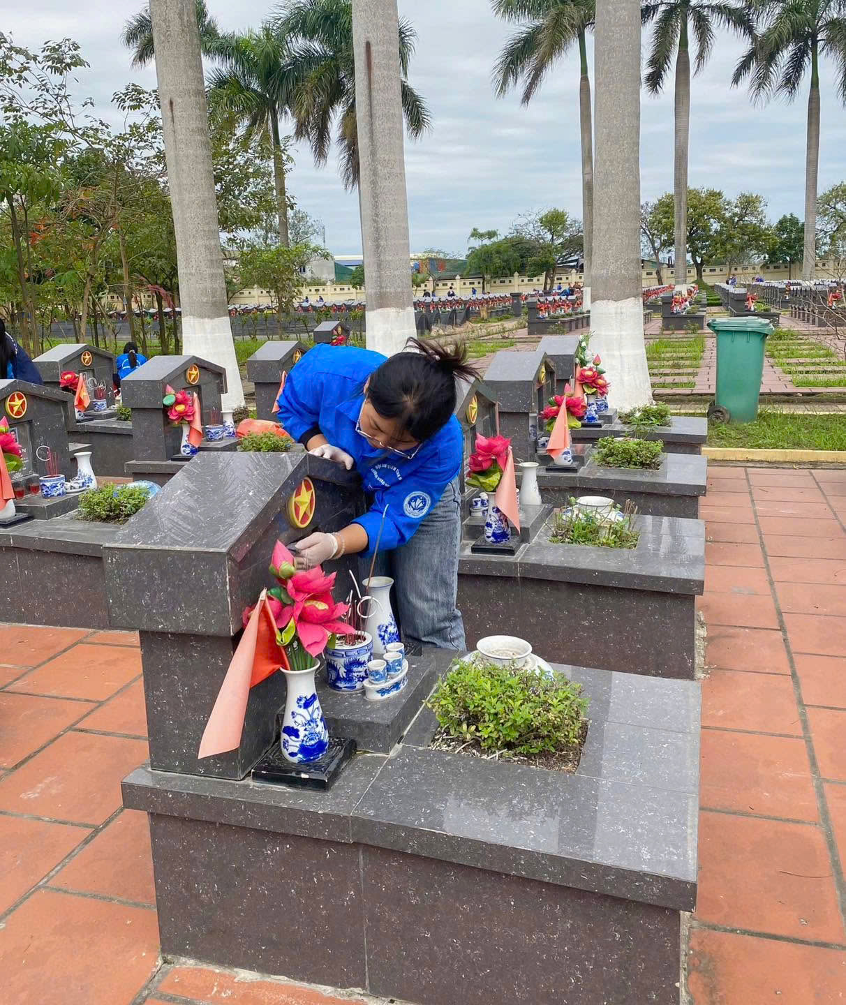 Tuổi trẻ Trường Ngoại ngữ - Du lịch hưởng ứng “Chủ nhật Xanh” bằng những hành động thiết thực