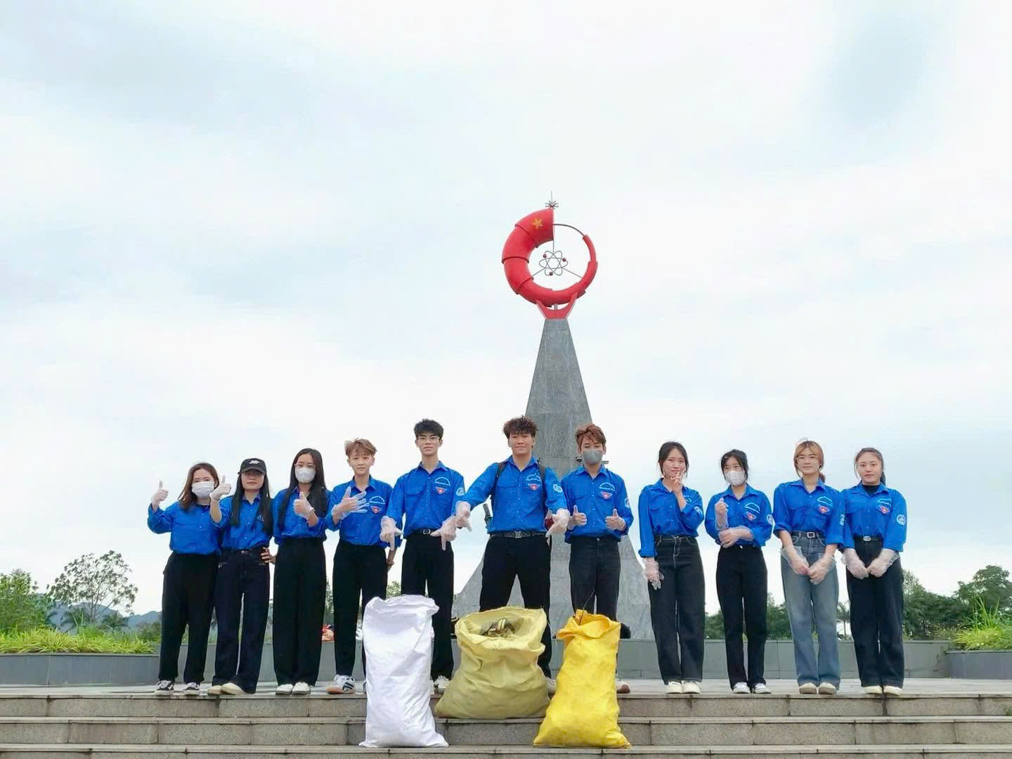 Tuổi trẻ Trường Ngoại ngữ - Du lịch hưởng ứng “Chủ nhật Xanh” bằng những hành động thiết thực