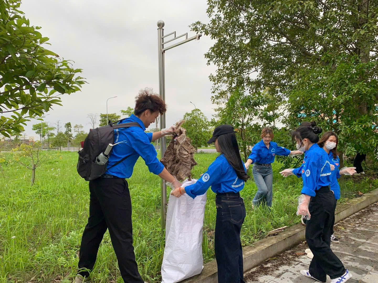 Tuổi trẻ Trường Ngoại ngữ - Du lịch hưởng ứng “Chủ nhật Xanh” bằng những hành động thiết thực